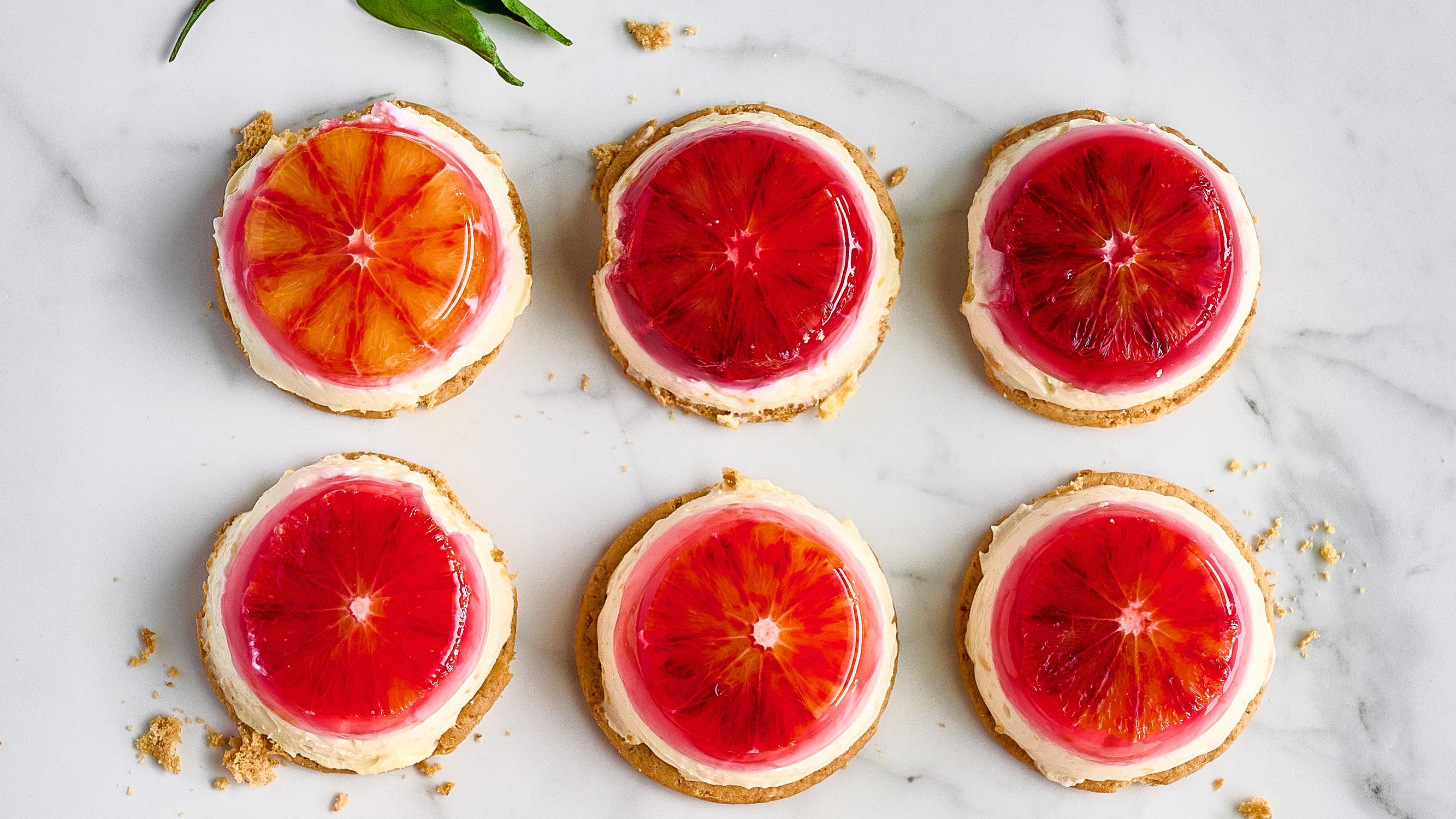 Pienet ja pirteät veriappelsiini-juustokakkumuffinit maistuvat yhtä ihanalta kuin näyttävät