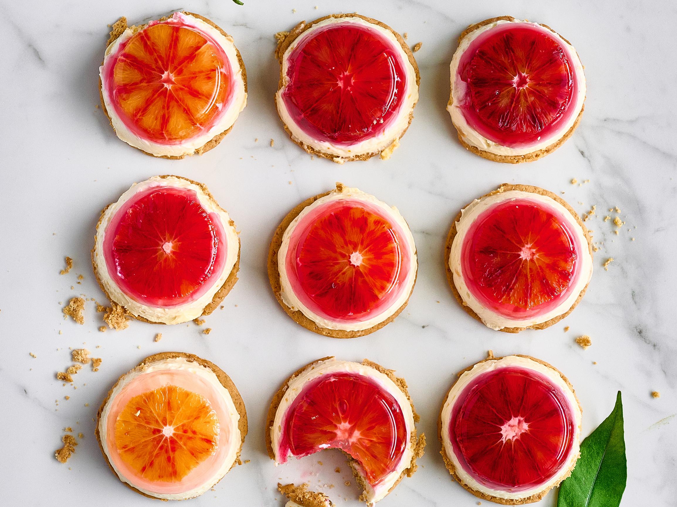 Pienet ja pirteät veriappelsiini-juustokakkumuffinit maistuvat yhtä ihanalta kuin näyttävät