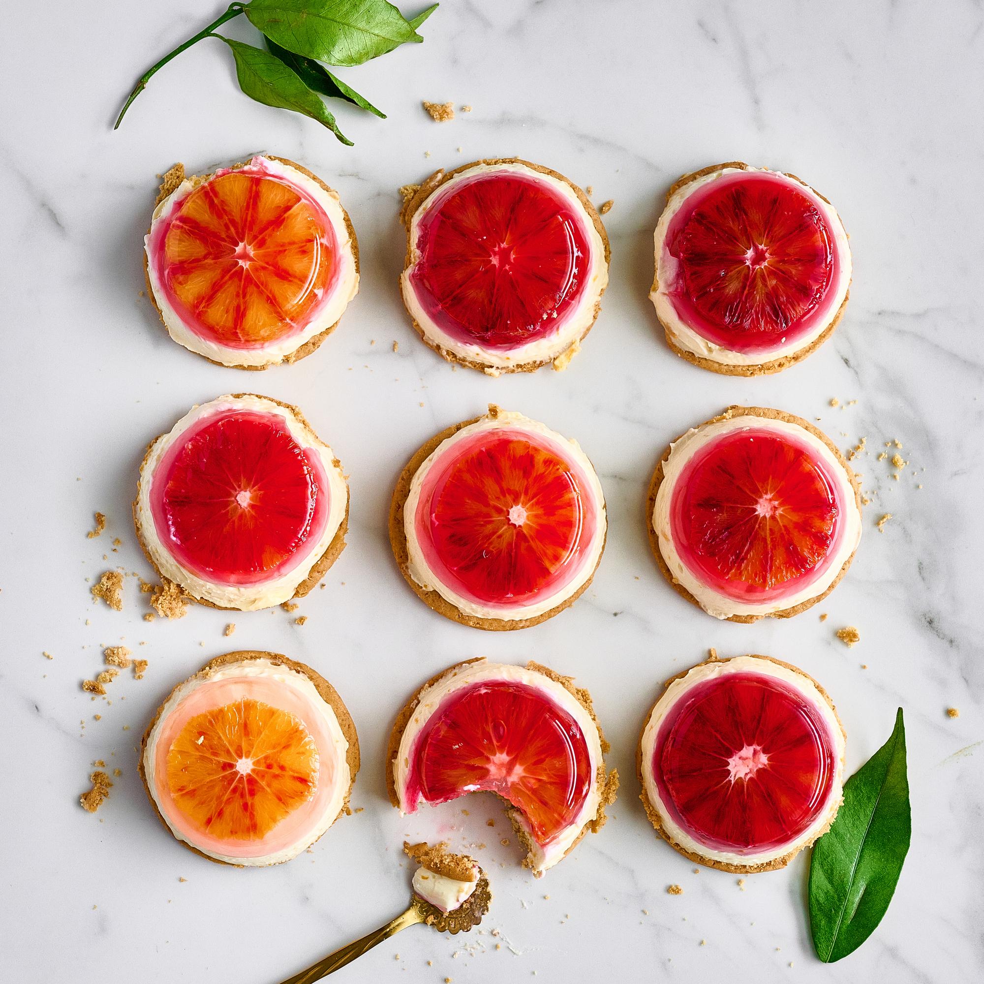 Pienet ja pirteät veriappelsiini-juustokakkumuffinit maistuvat yhtä ihanalta kuin näyttävät