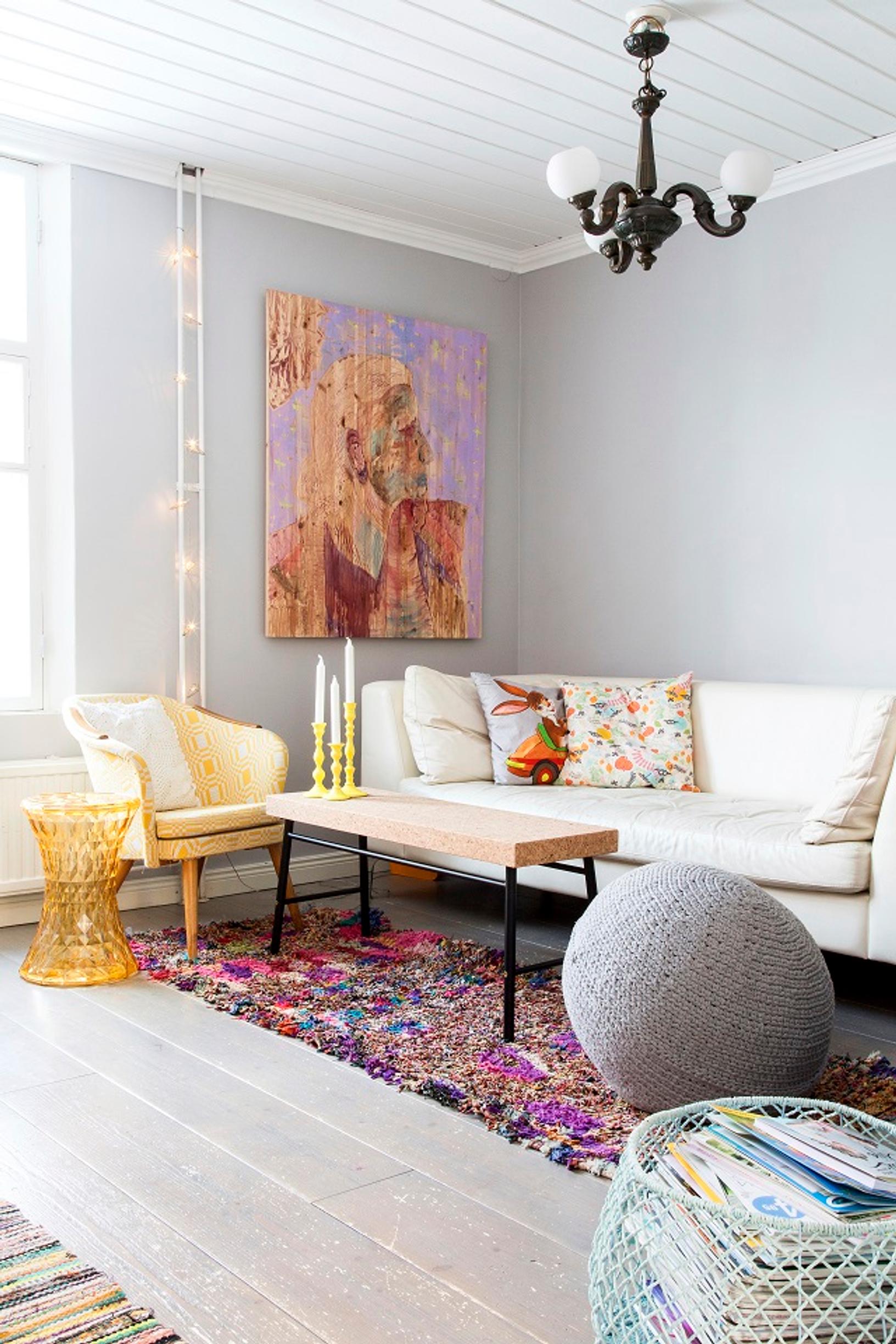 Lapsiperhe asuu värikkäässä hirsihuvilassa Helsingin keskustassa: "Kodissamme tärkeää on rauhallinen tunnelma, kauniit lautalattiat ja takka"