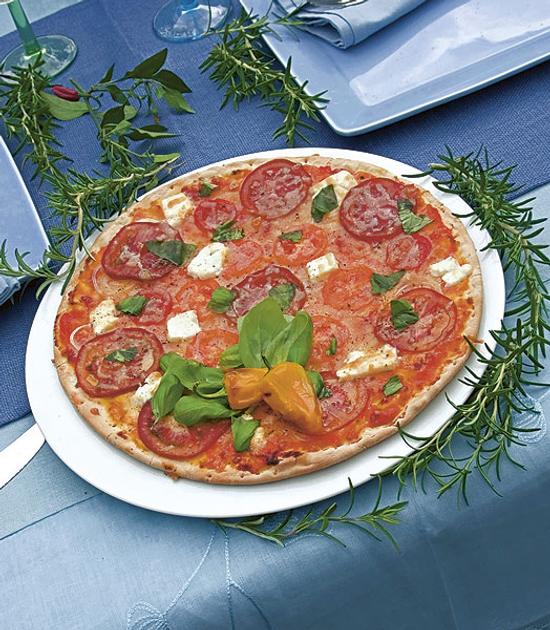 Nopea pizza valmispohjasta – katso resepti! | Maku