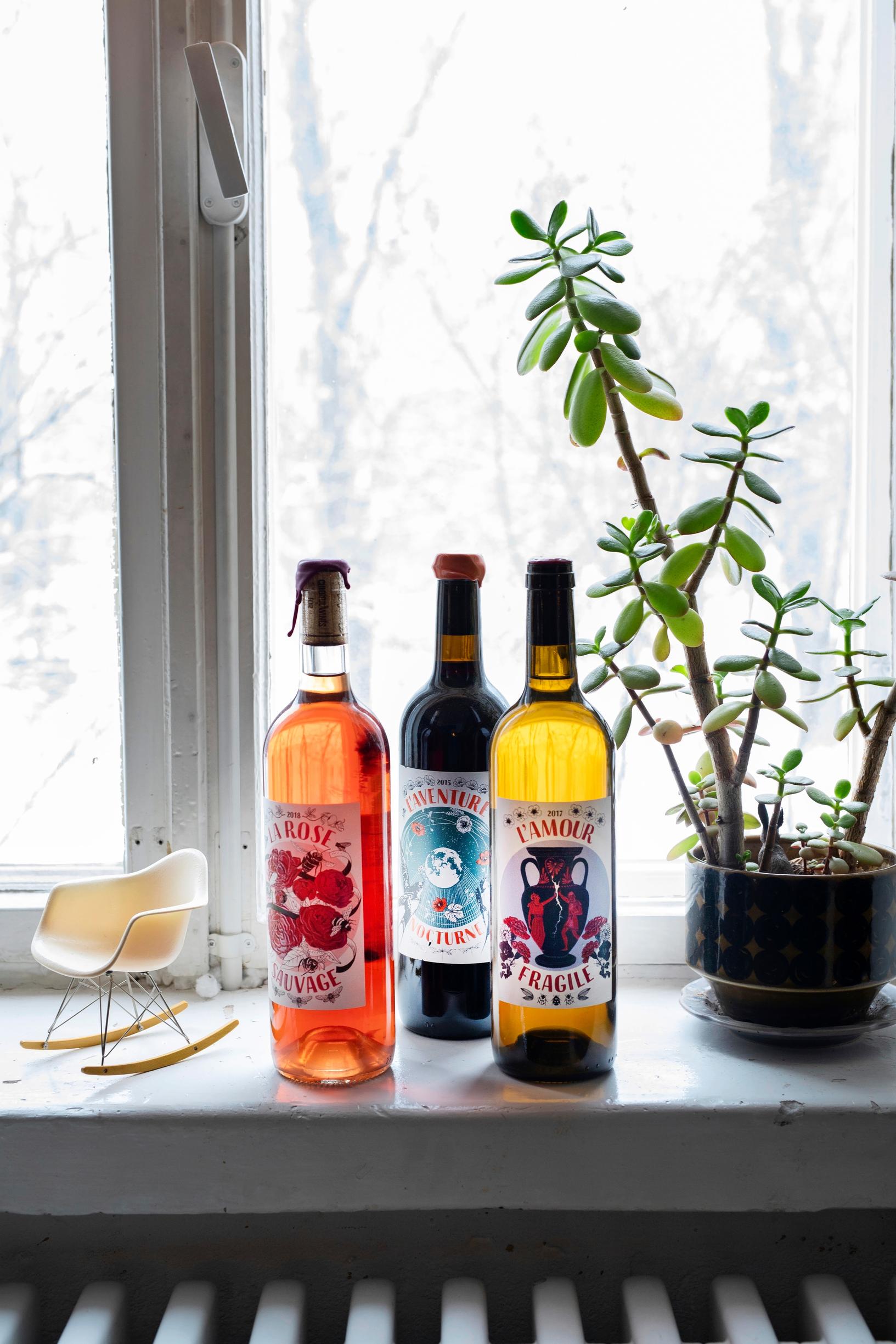 Charivari-viinien etiketit ovat Jennan käsialaa.