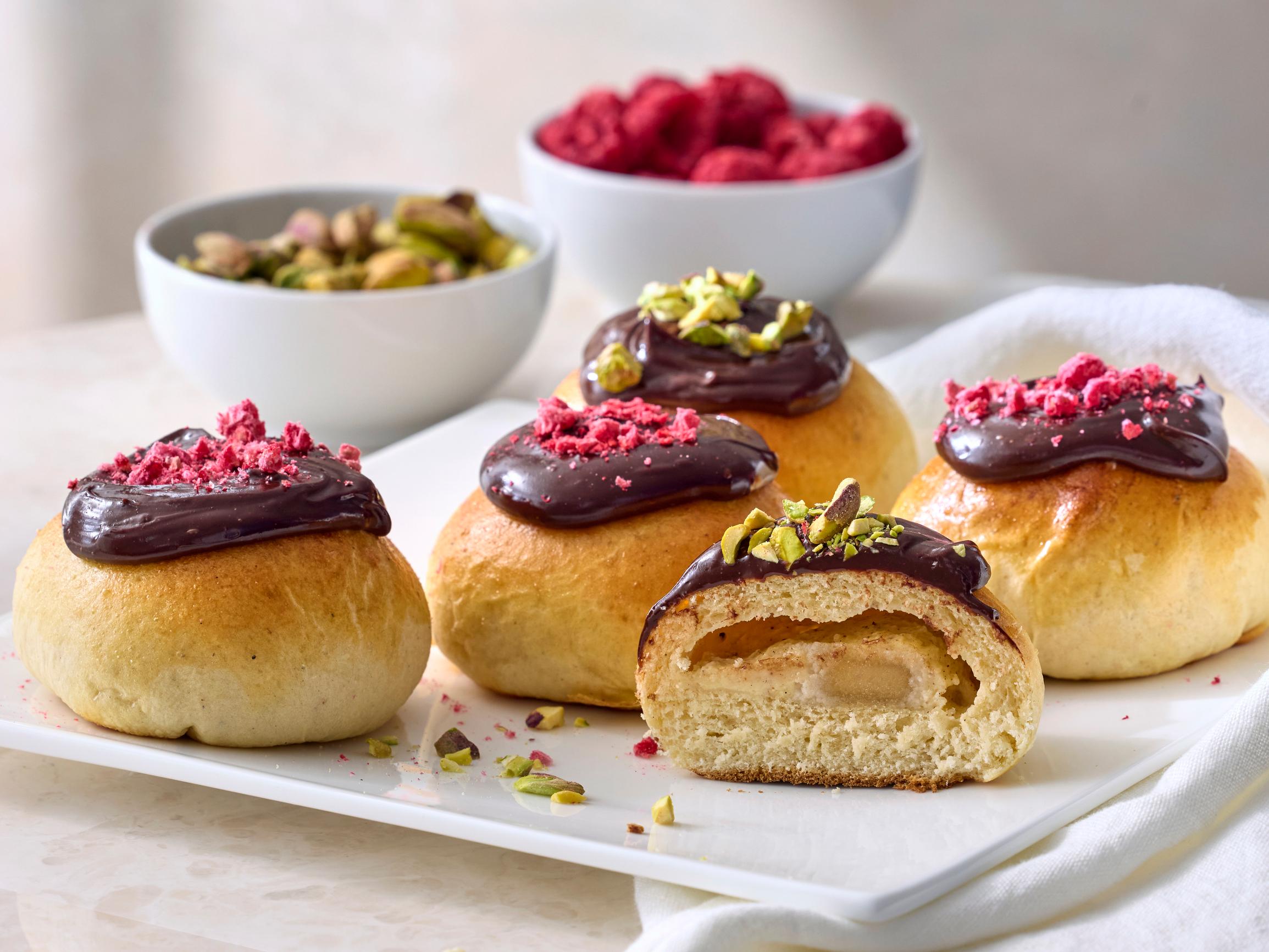 Tanskalaiset laskiaispullat – suklaakuorrutteen alla piilee vaniljakreemillä ja mantelimassalla täytetty muhkea pulla