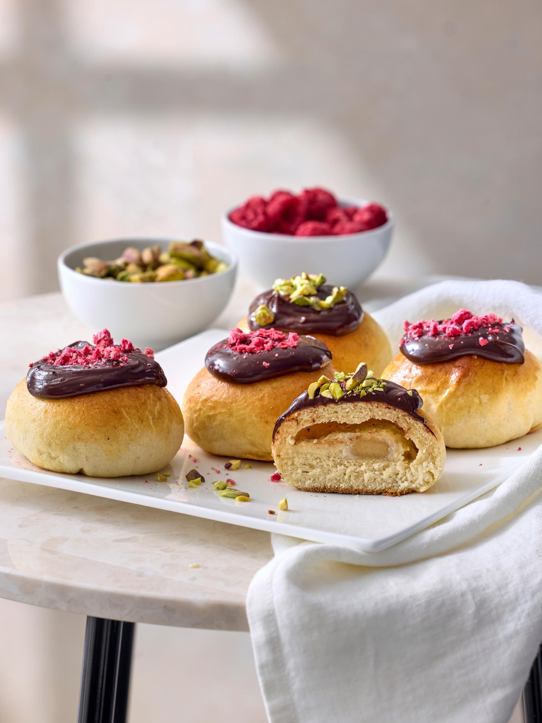 Tanskalaiset laskiaispullat – suklaakuorrutteen alla piilee vaniljakreemillä ja mantelimassalla täytetty muhkea pulla