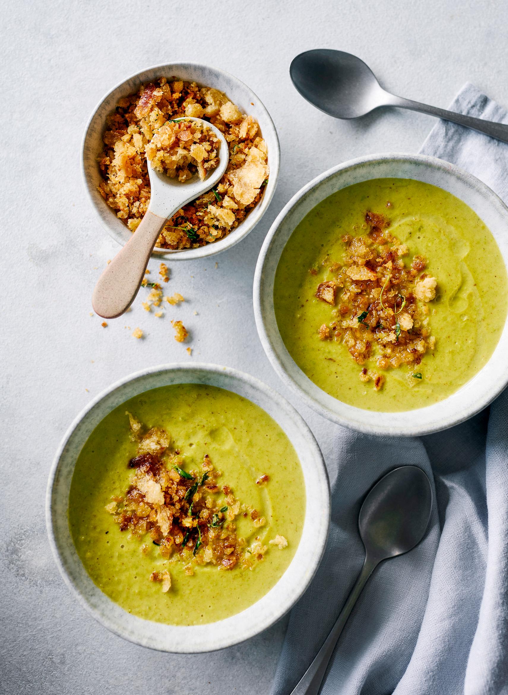 Nuukailijan tuorehernekeitto – paahtoleivällä ryyditetty soppa syntyy käden käänteessä