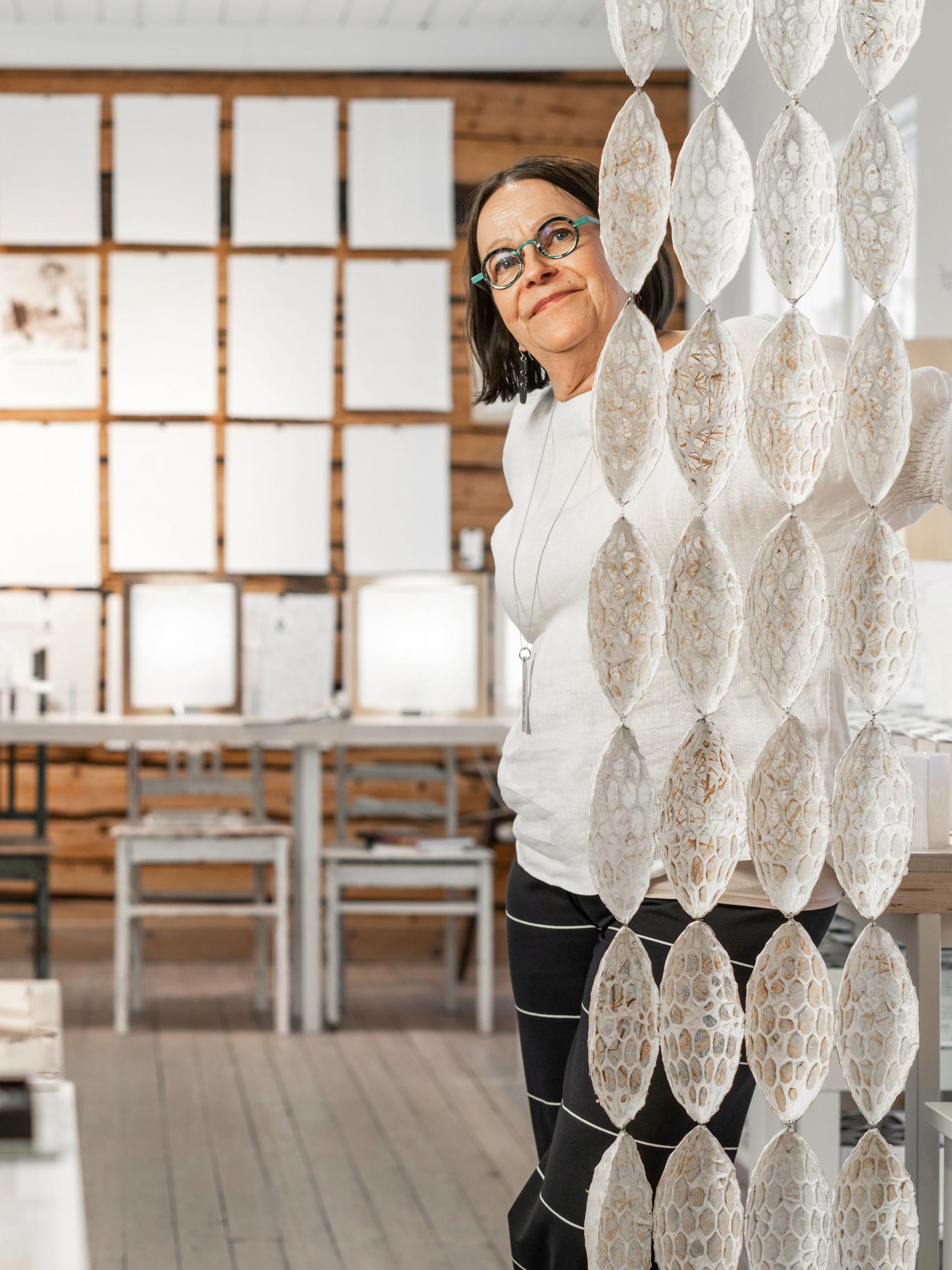 Entinen laboratoriohoitaja Sirpa Kivilompolo vaihtoi alaa paperitaiteilijaksi: ”Paperista voi tehdä melkein mitä tahansa”