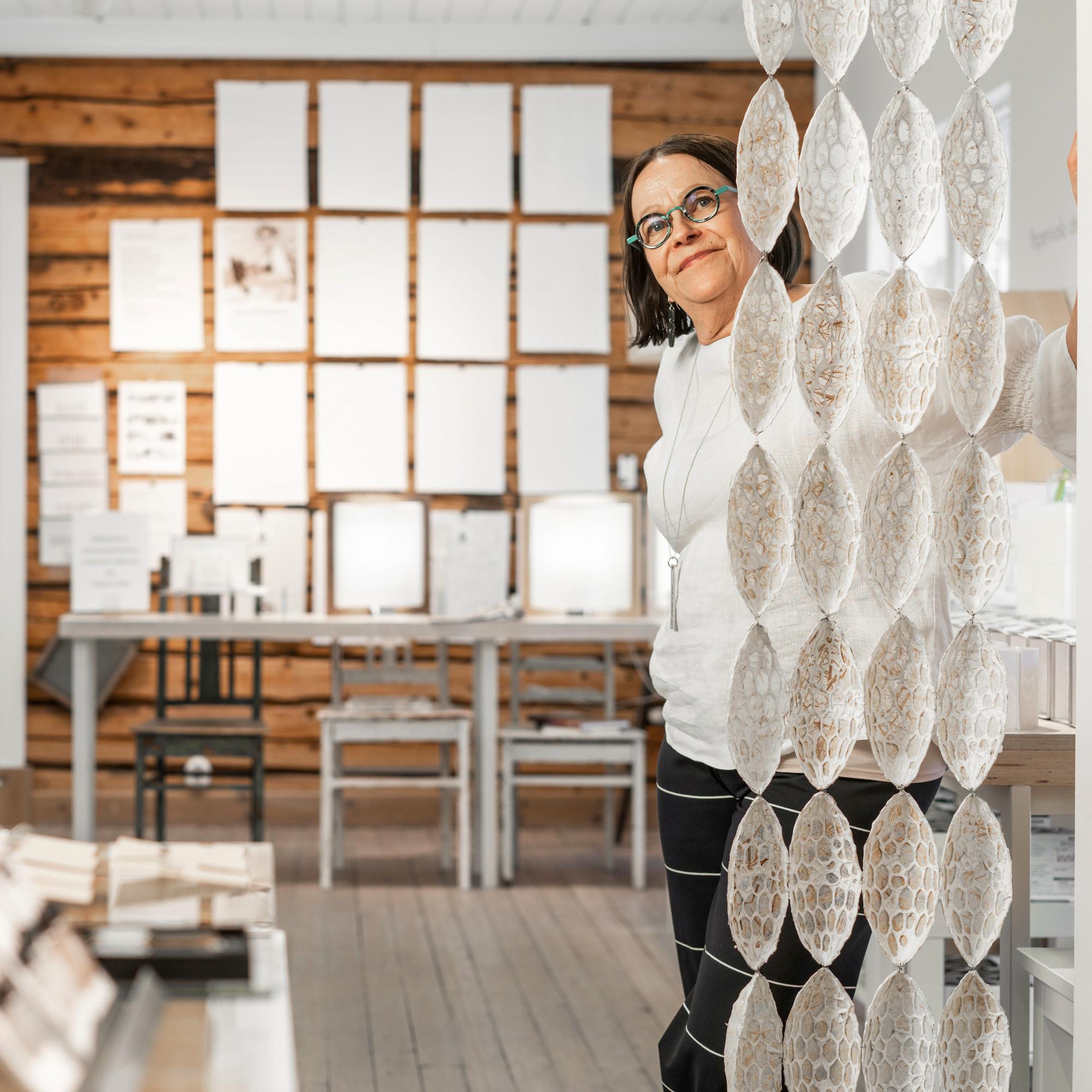 Entinen laboratoriohoitaja Sirpa Kivilompolo vaihtoi alaa paperitaiteilijaksi: ”Paperista voi tehdä melkein mitä tahansa”