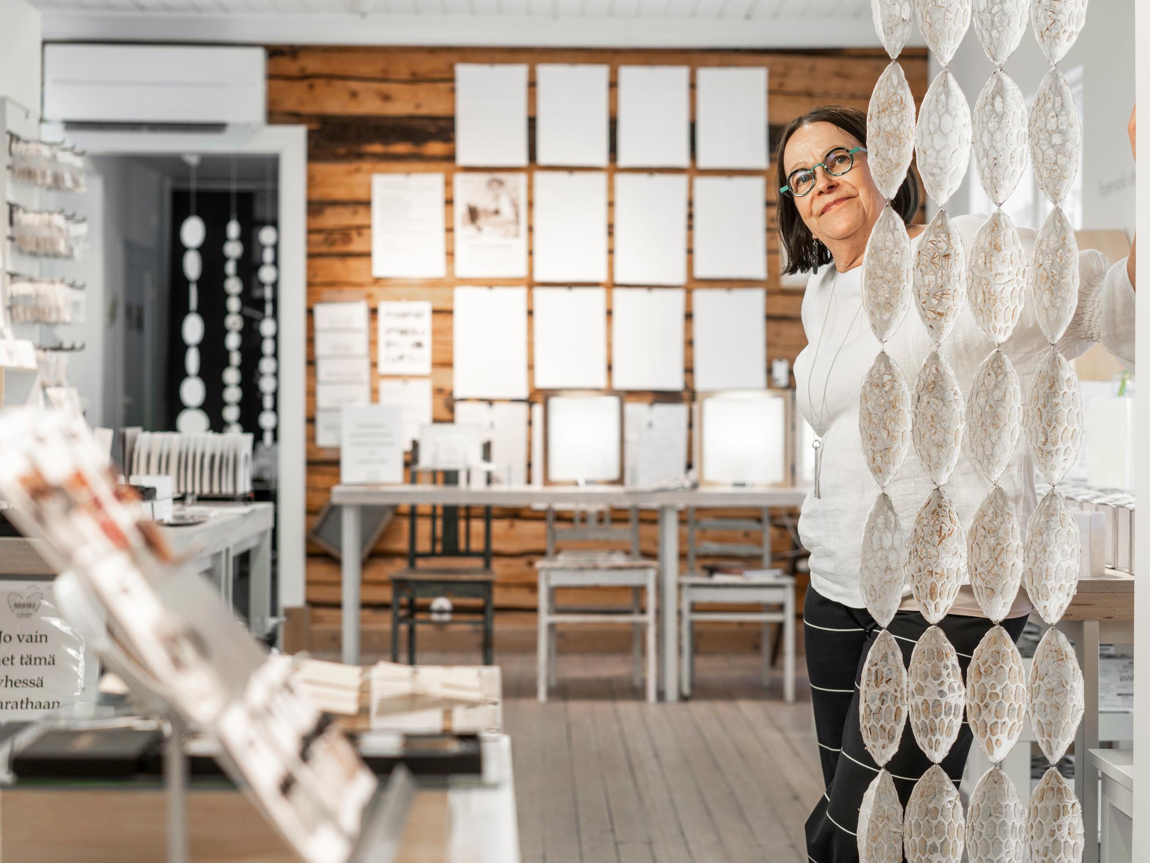 Entinen laboratoriohoitaja Sirpa Kivilompolo vaihtoi alaa paperitaiteilijaksi: ”Paperista voi tehdä melkein mitä tahansa”