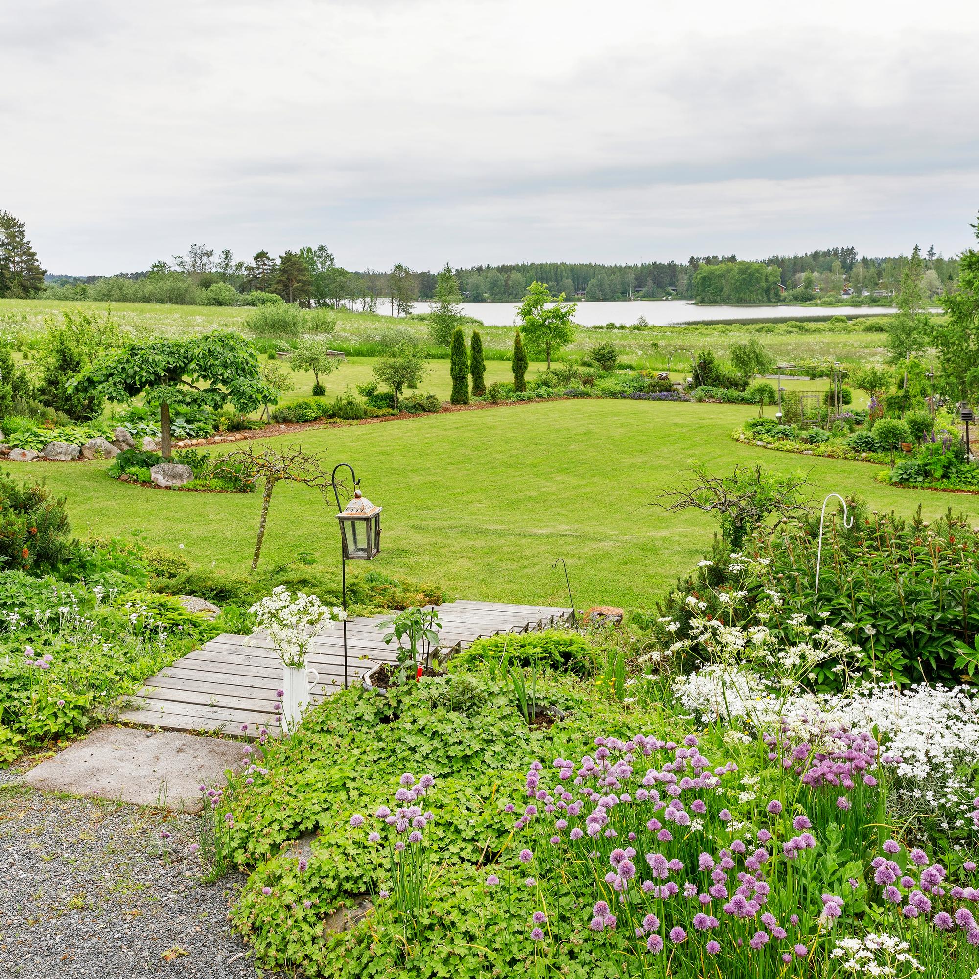 Ystävien kesken ”Saksikäsi-­Kylen” – Mia nauttii kasvien muotoonleikkaamisesta ja kulkee ihanassa puutarhassaan aina sakset mukana