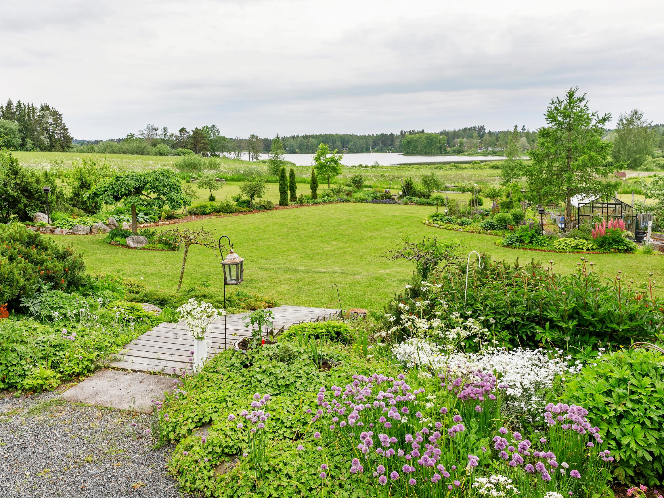 Ystävien kesken ”Saksikäsi-­Kylen” – Mia nauttii kasvien muotoonleikkaamisesta ja kulkee ihanassa puutarhassaan aina sakset mukana
