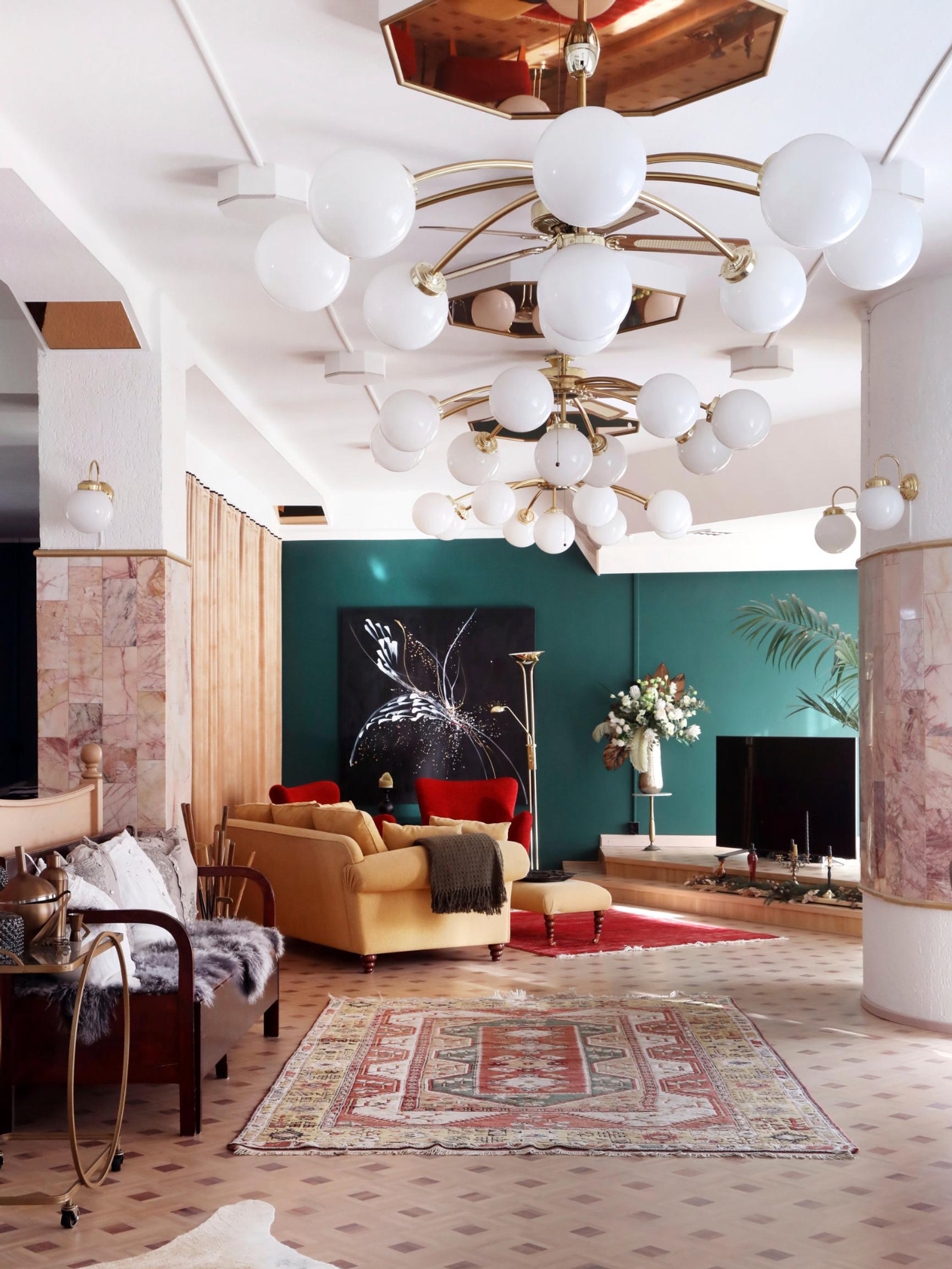 Sanna asuu 145 neliön yksiössä – entisessä valtakunnansalissa on puhujakoroke ja marmoriseinät