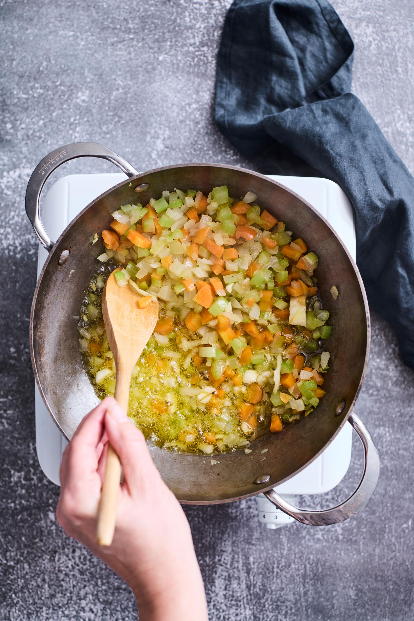 Ragukastikkeen tekoa