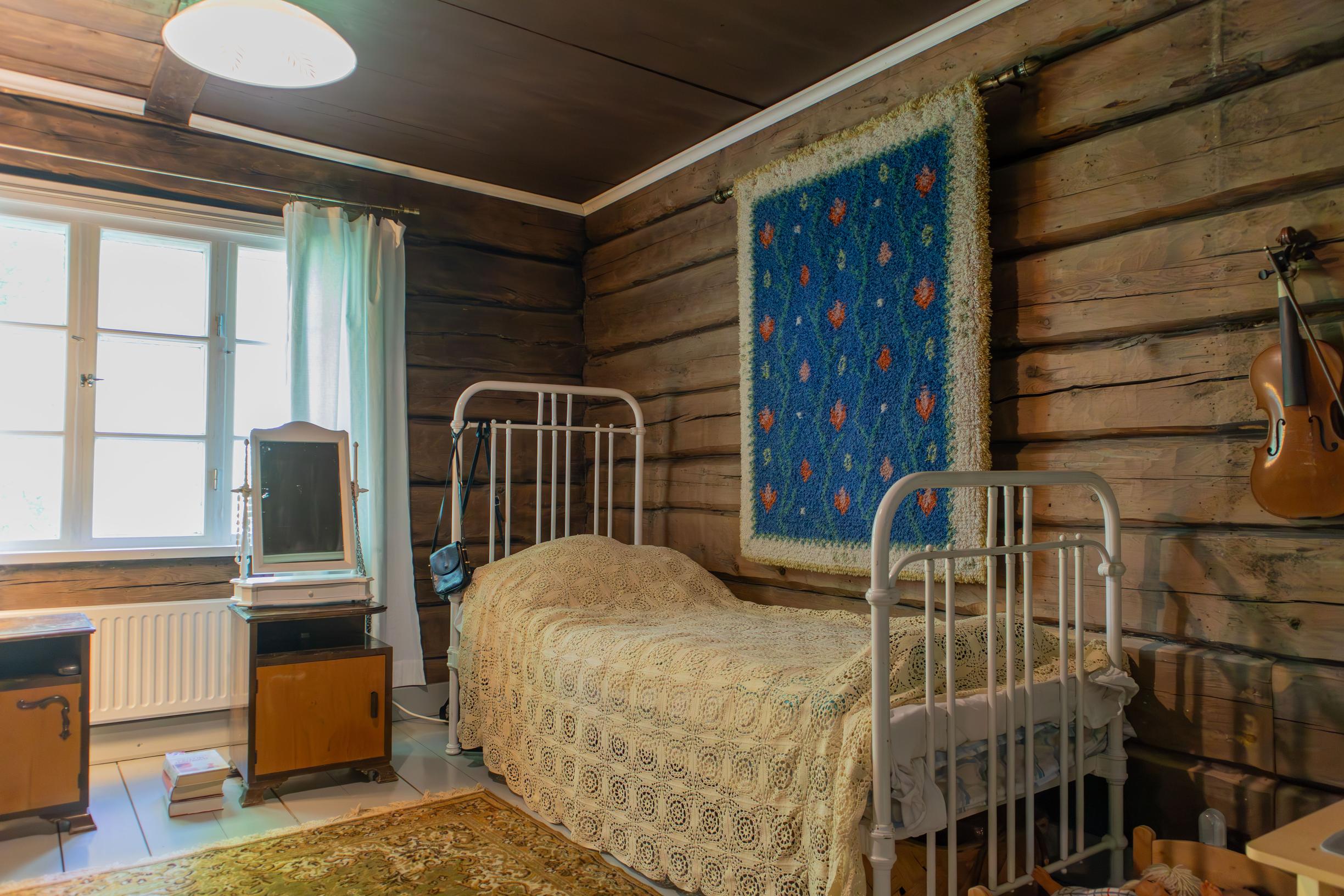 Suomen kaunein koti 2025 -ohjelman voittajakodin hirsiseinäinen kamari