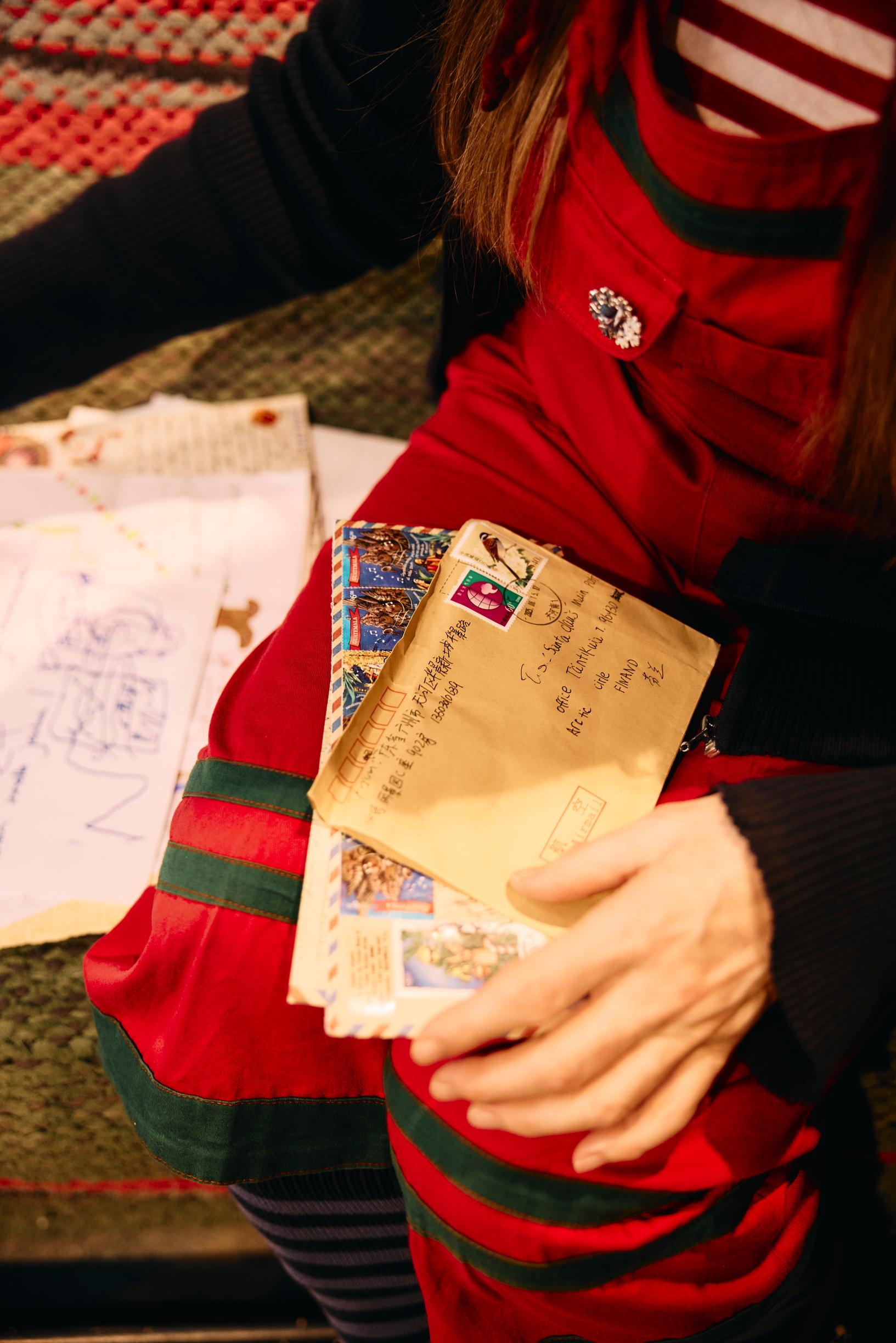 Joulupukin Pajakylä: kirjeitä tontun sylissä