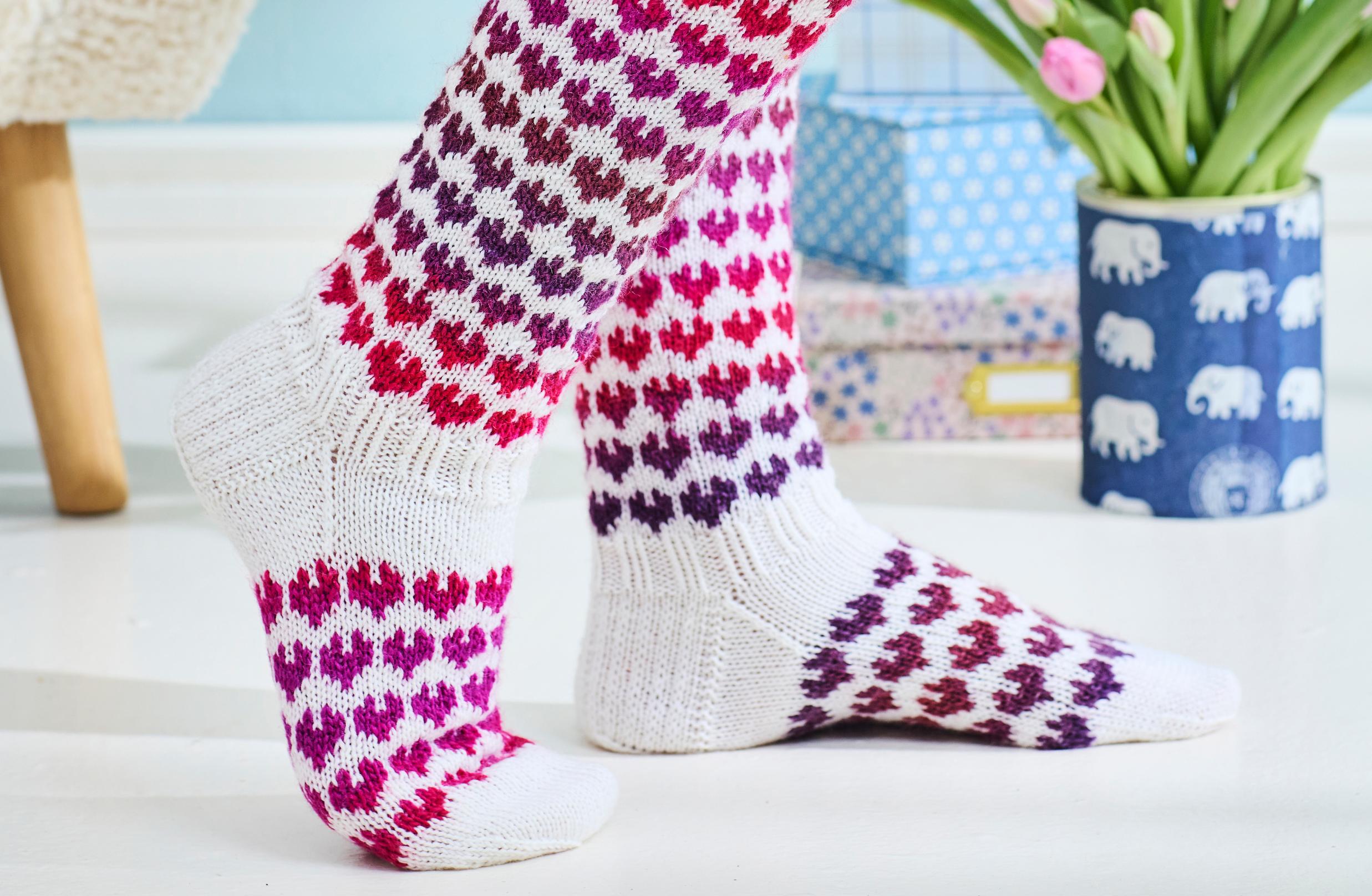 Sydänsukat – monivärinen lanka nostaa kuviot kauniisti esiin