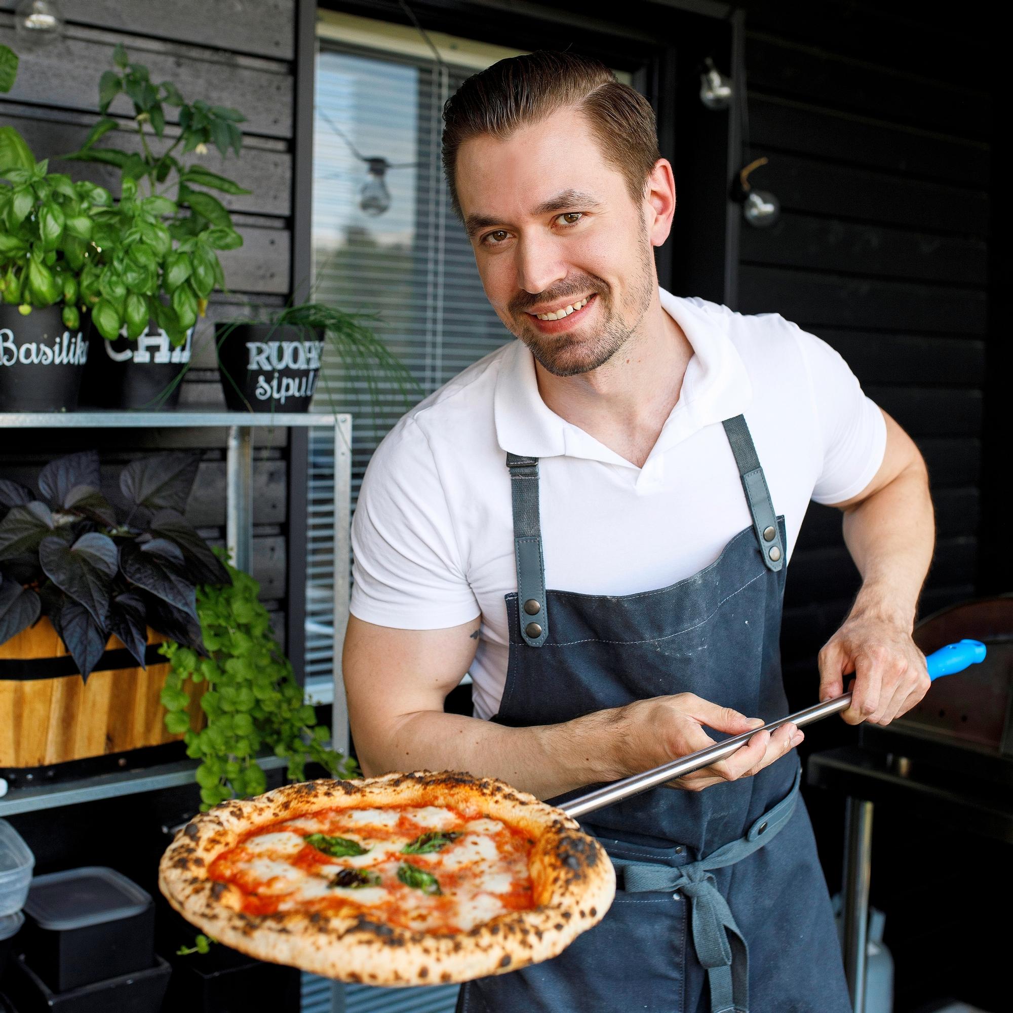 Instagramista tuttu Pizza-Jari paistaa napolilaista herkkua parvekkeellaan joka viikonloppu – ”Yllätyin, miten hyvää pizzaa kotona voi tehdä”