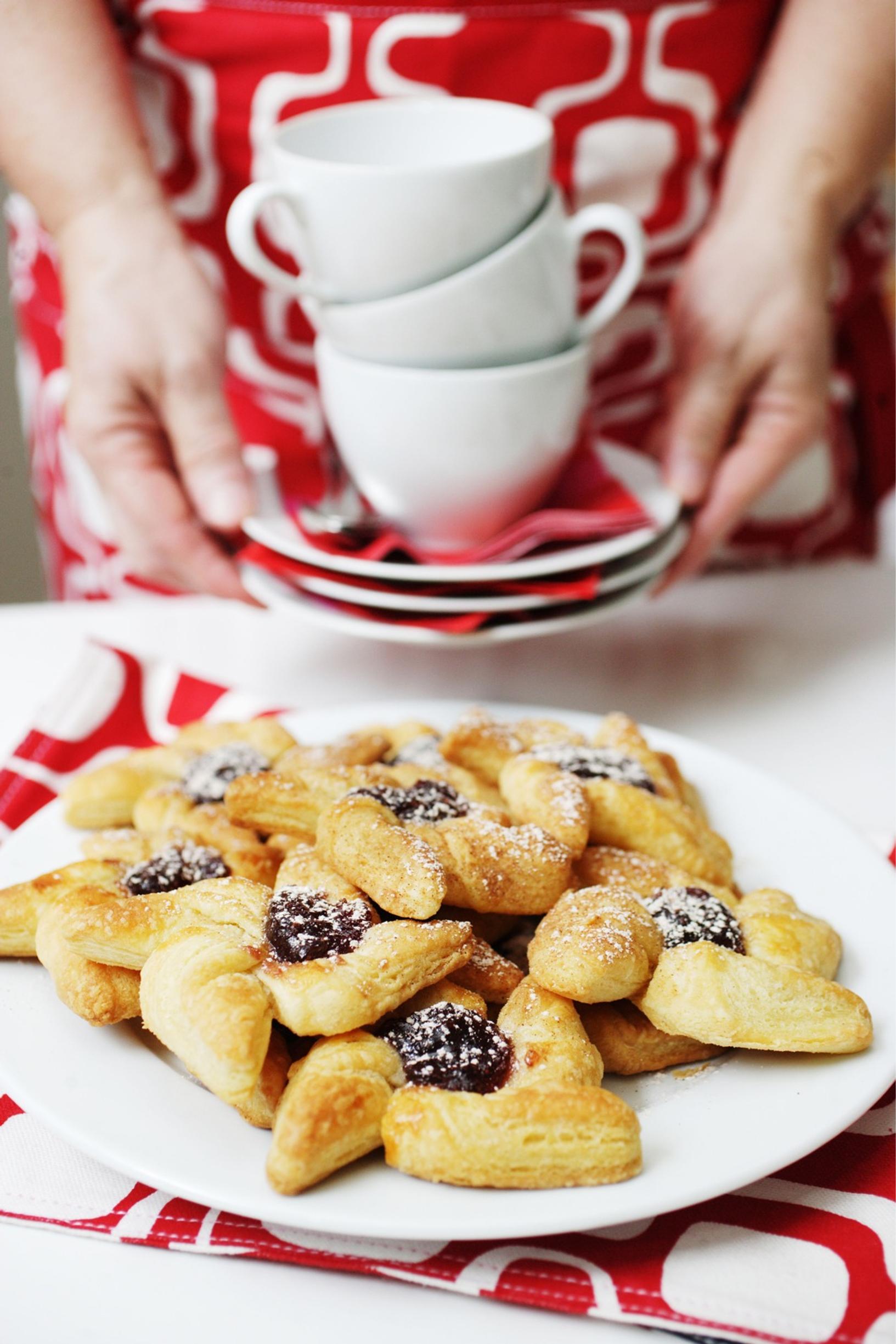 Torttuja kahvipöydän tarjoiluna.