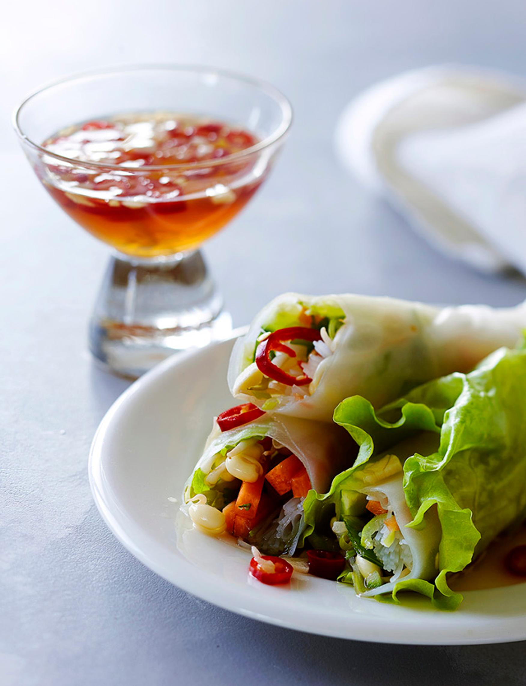 Kesäkääryleet ja hapanimelä dippikastike