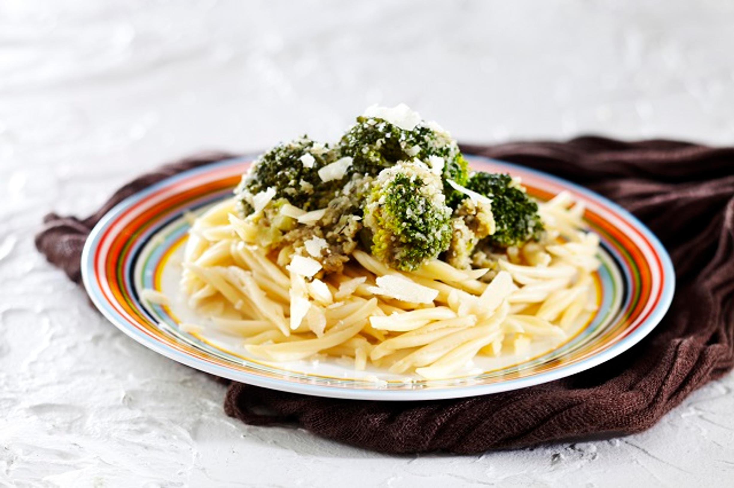 Parsakaali-sardiinikastike pastalle