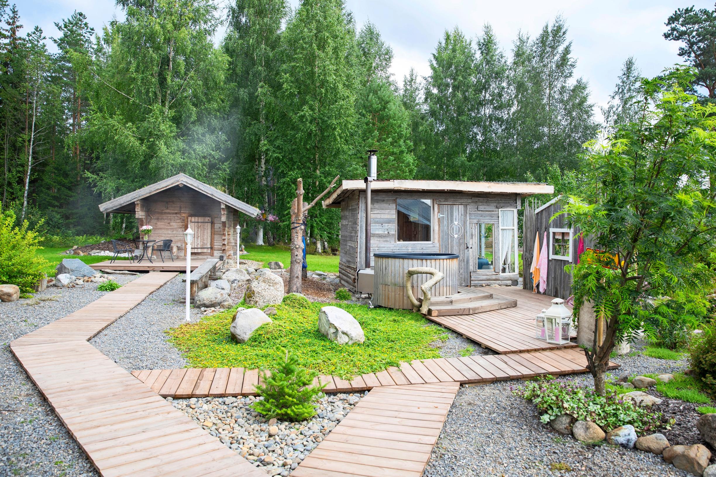 Vanha savusauna, ladosta tehty sauna ja aitta piha-alueella