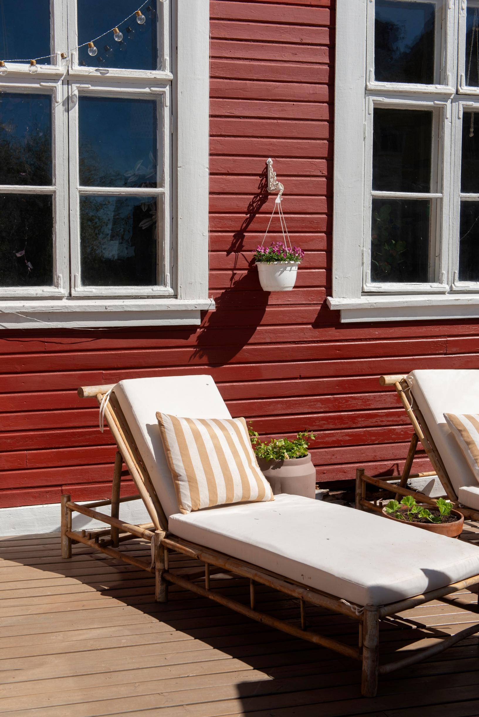 aurinkovuode kyläkoulun terassilla