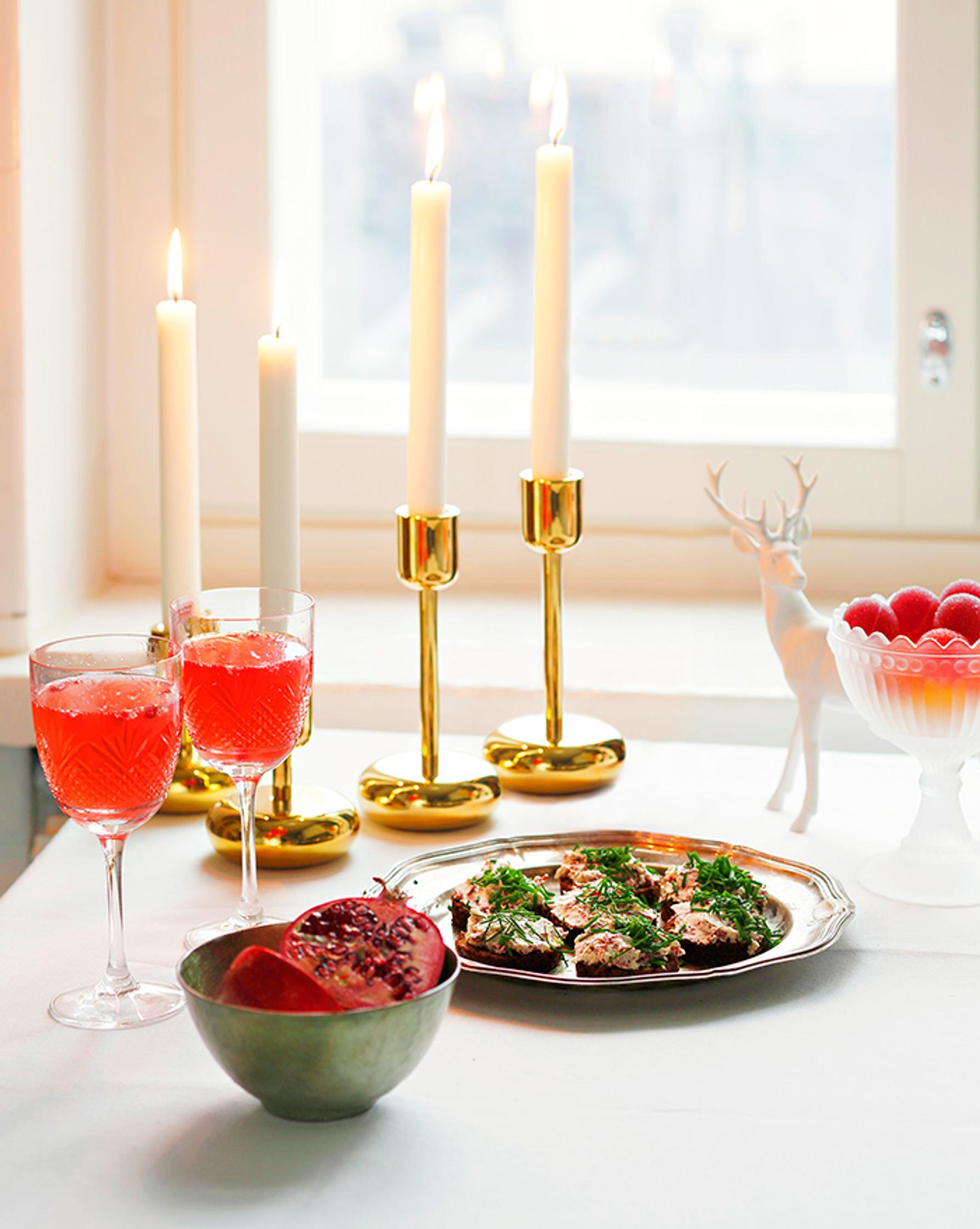Granaattiomena-kuohuviinicocktail 