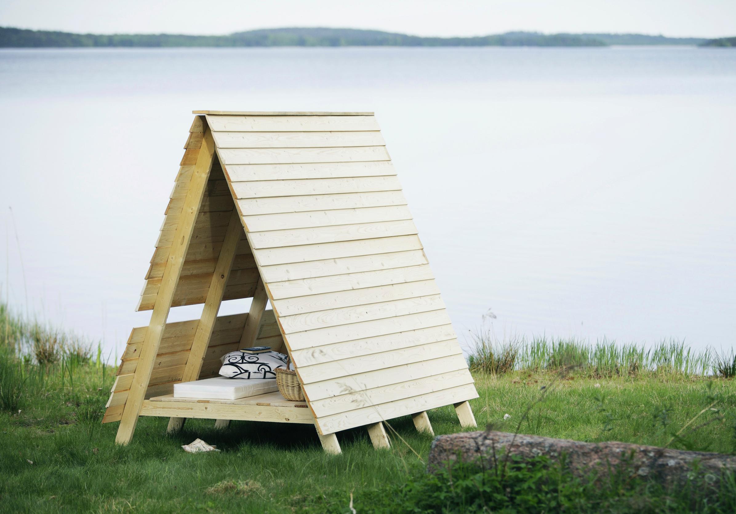 Päivätorkkumaja järven rannalla