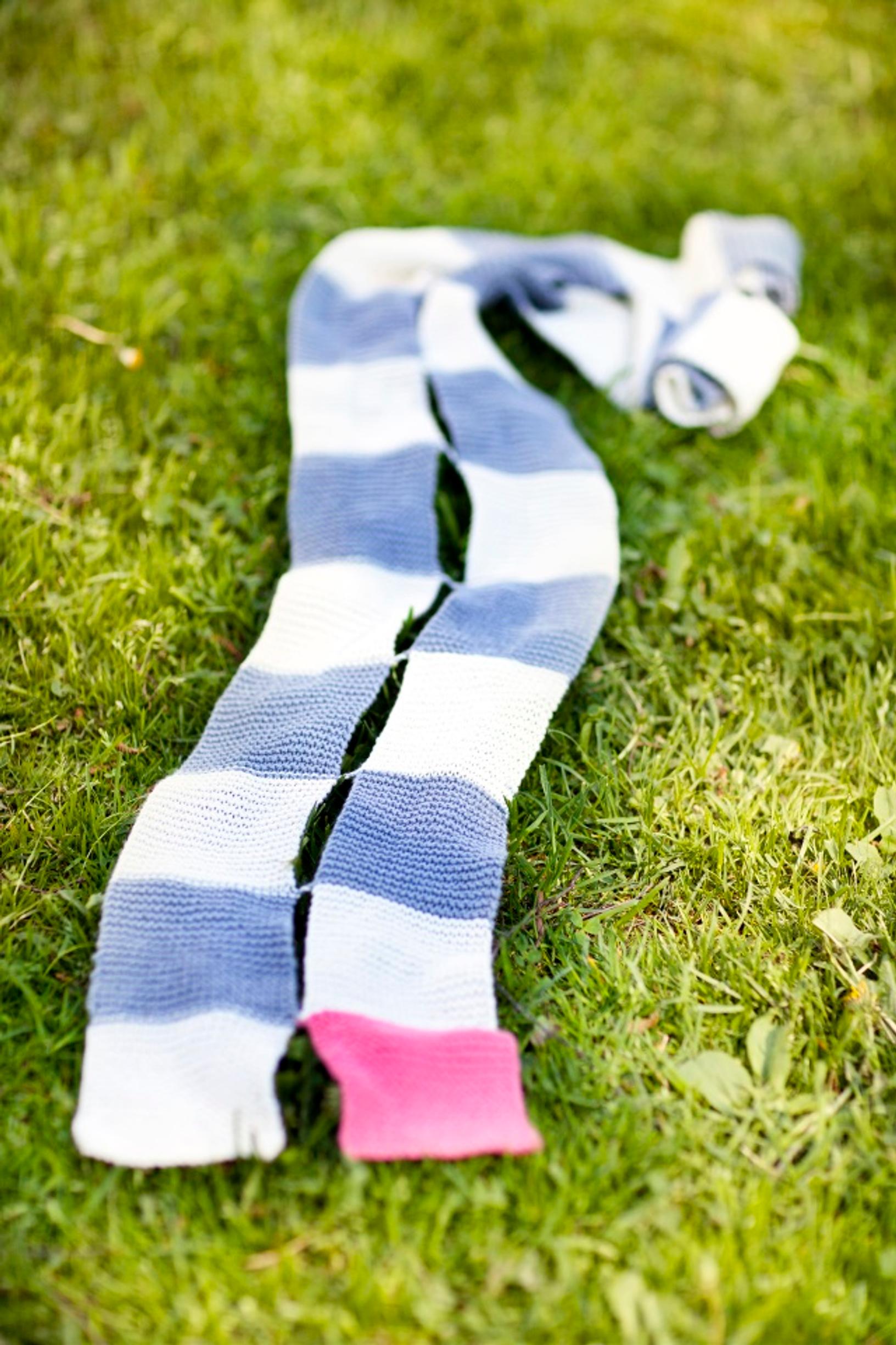 Neulottu raitahuivi