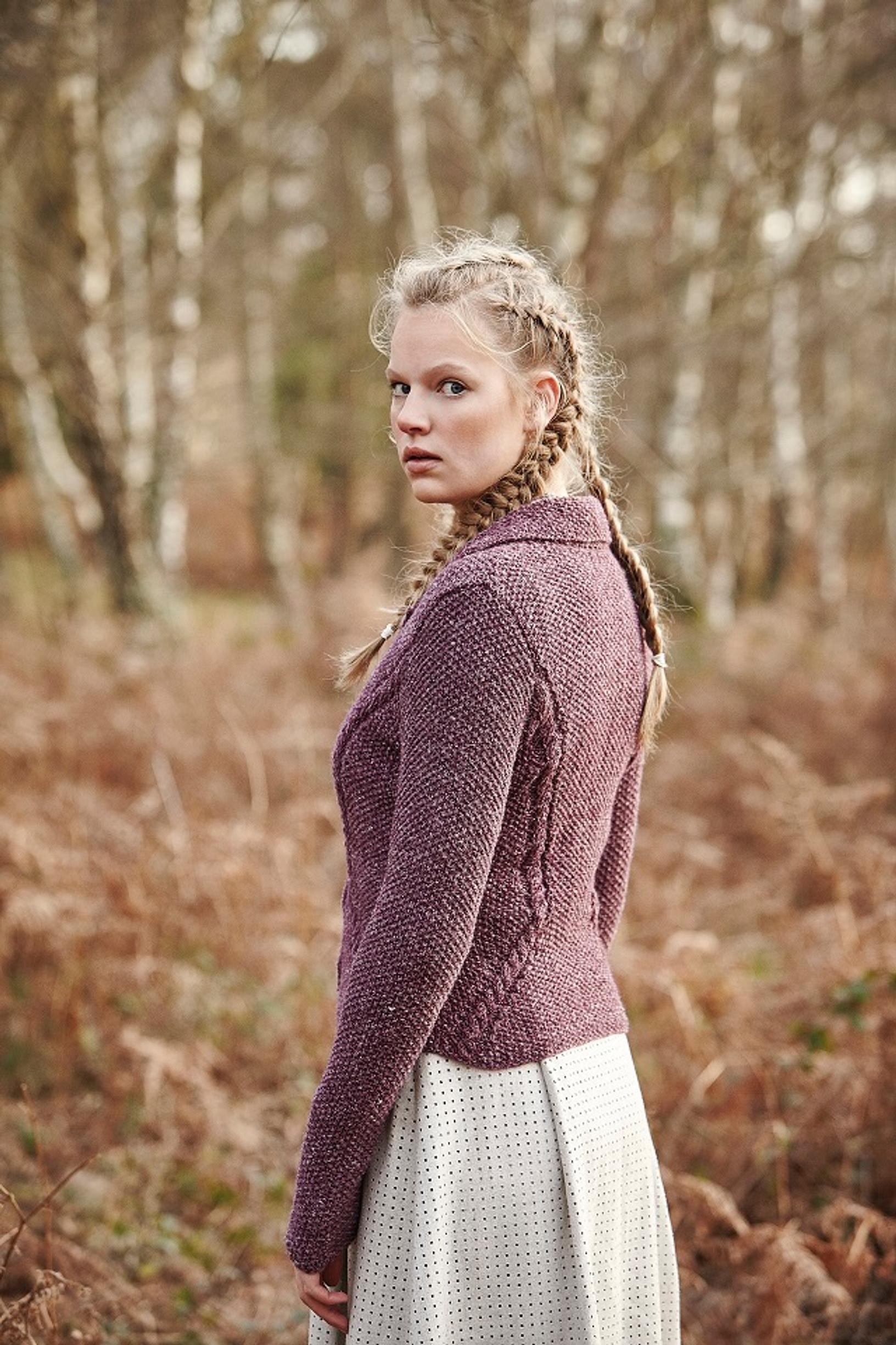 Palmikoitu neulejakku sivusta ja takaa