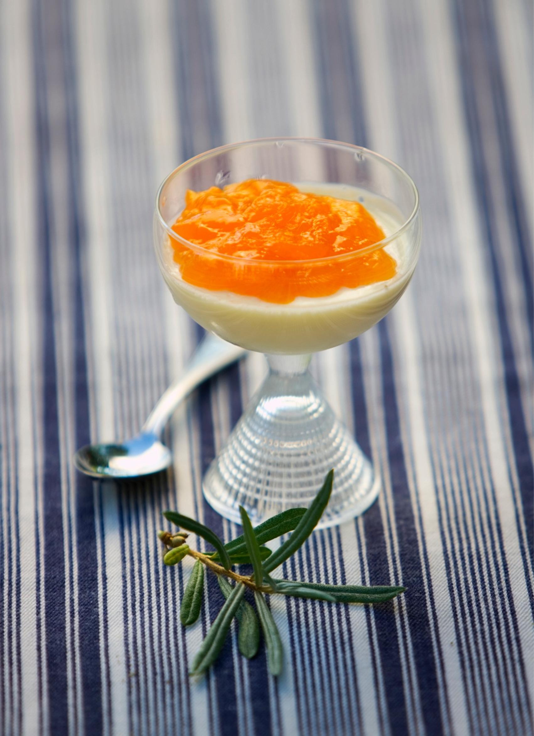 Tyrnihyytelöllä aateloitu pannacotta