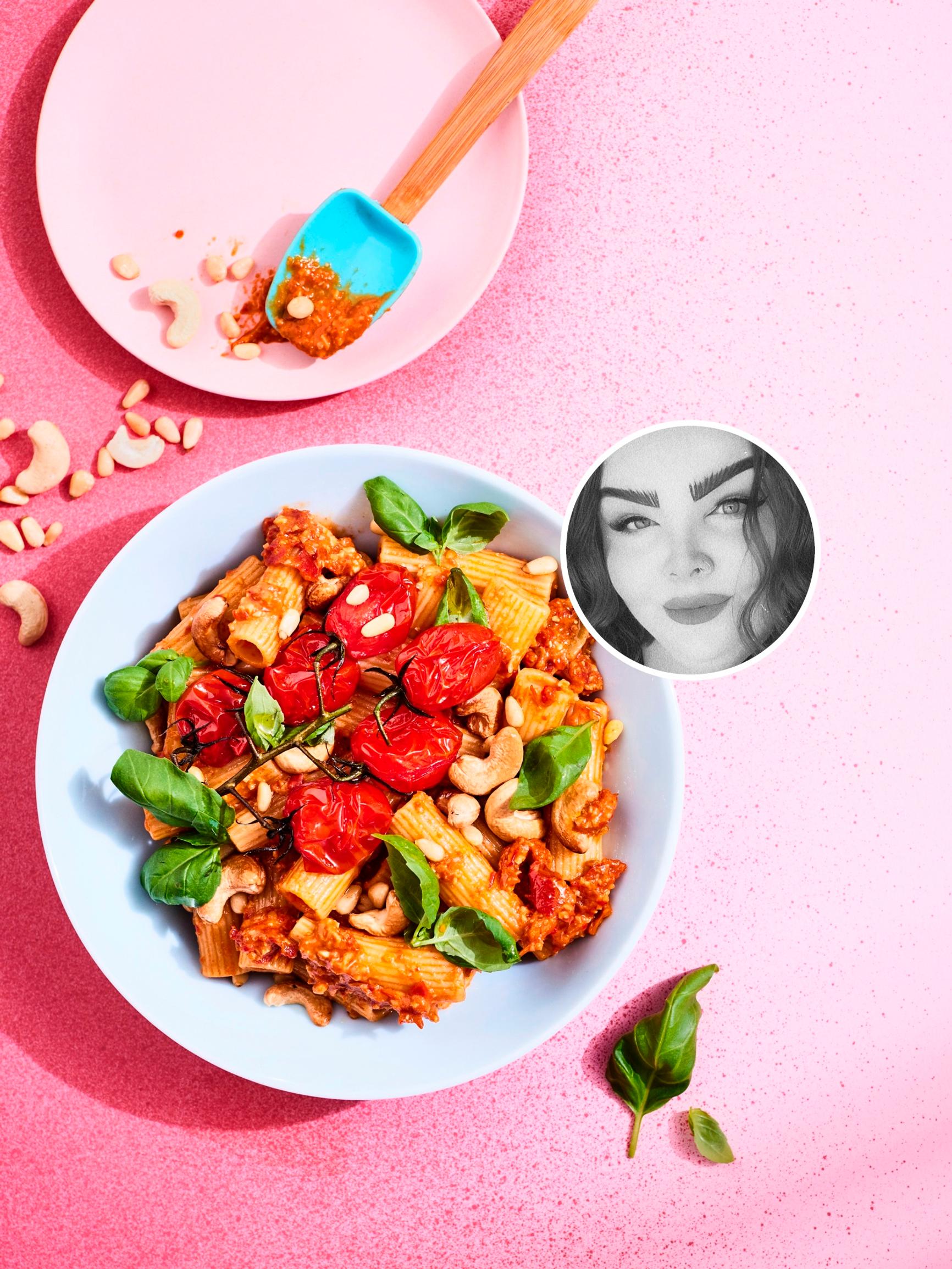 Anniina’s Kitchen -ruokavaikuttajan arrabbiatapestopasta on täyteläinen ja vegaaninen himoherkku