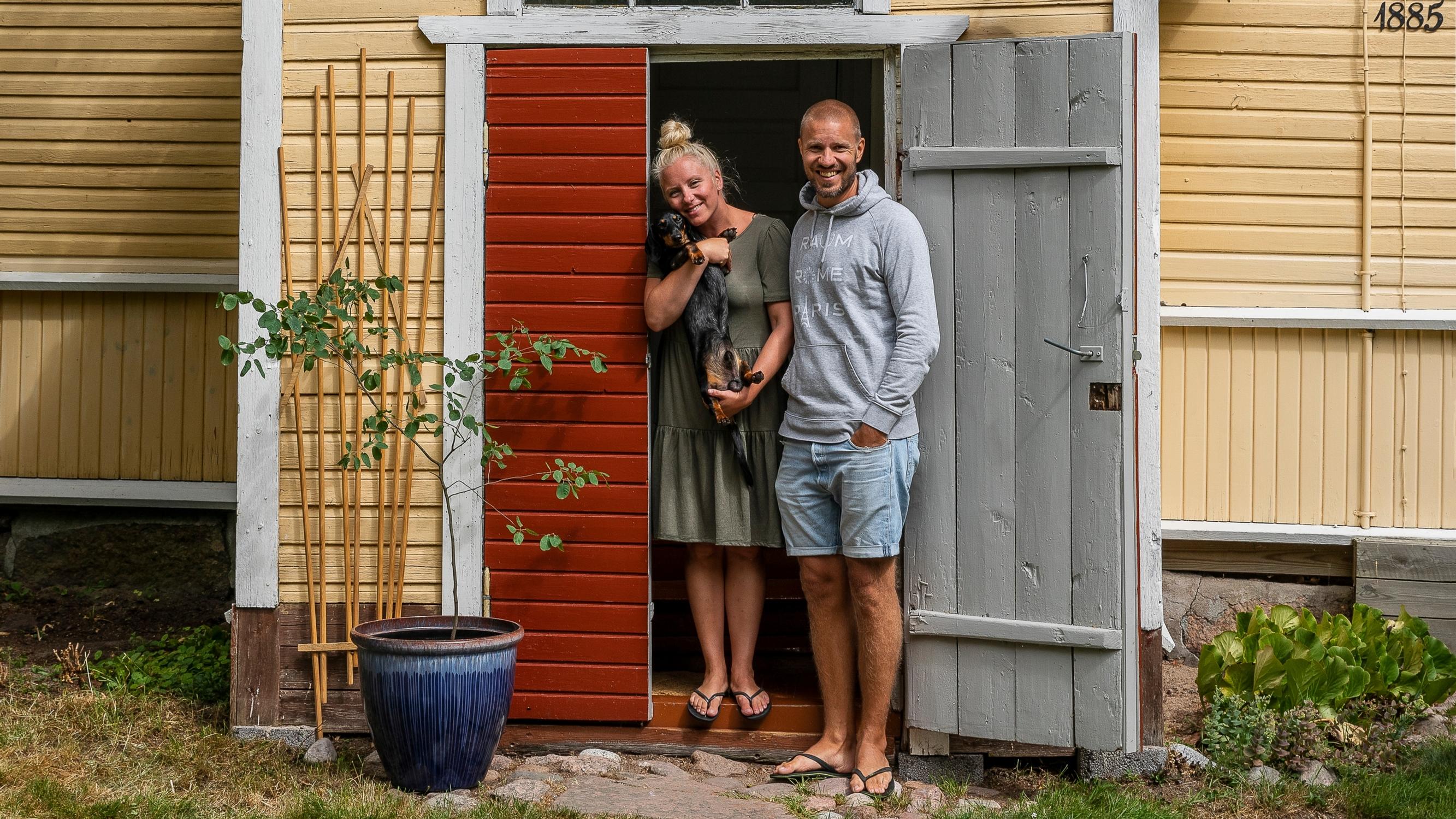 Vanhasta hirsimökistä tuli kahdessa osoitteessa asuvan uusperheen yhteinen paikka ja loistava etätyötila: ”Sydämeni läpätti onnesta jo, kun kävelimme pihaan”