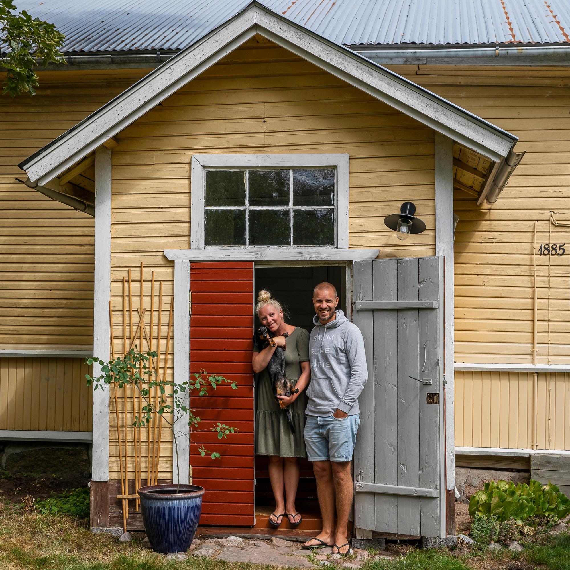 Vanhasta hirsimökistä tuli kahdessa osoitteessa asuvan uusperheen yhteinen paikka ja loistava etätyötila: ”Sydämeni läpätti onnesta jo, kun kävelimme pihaan”