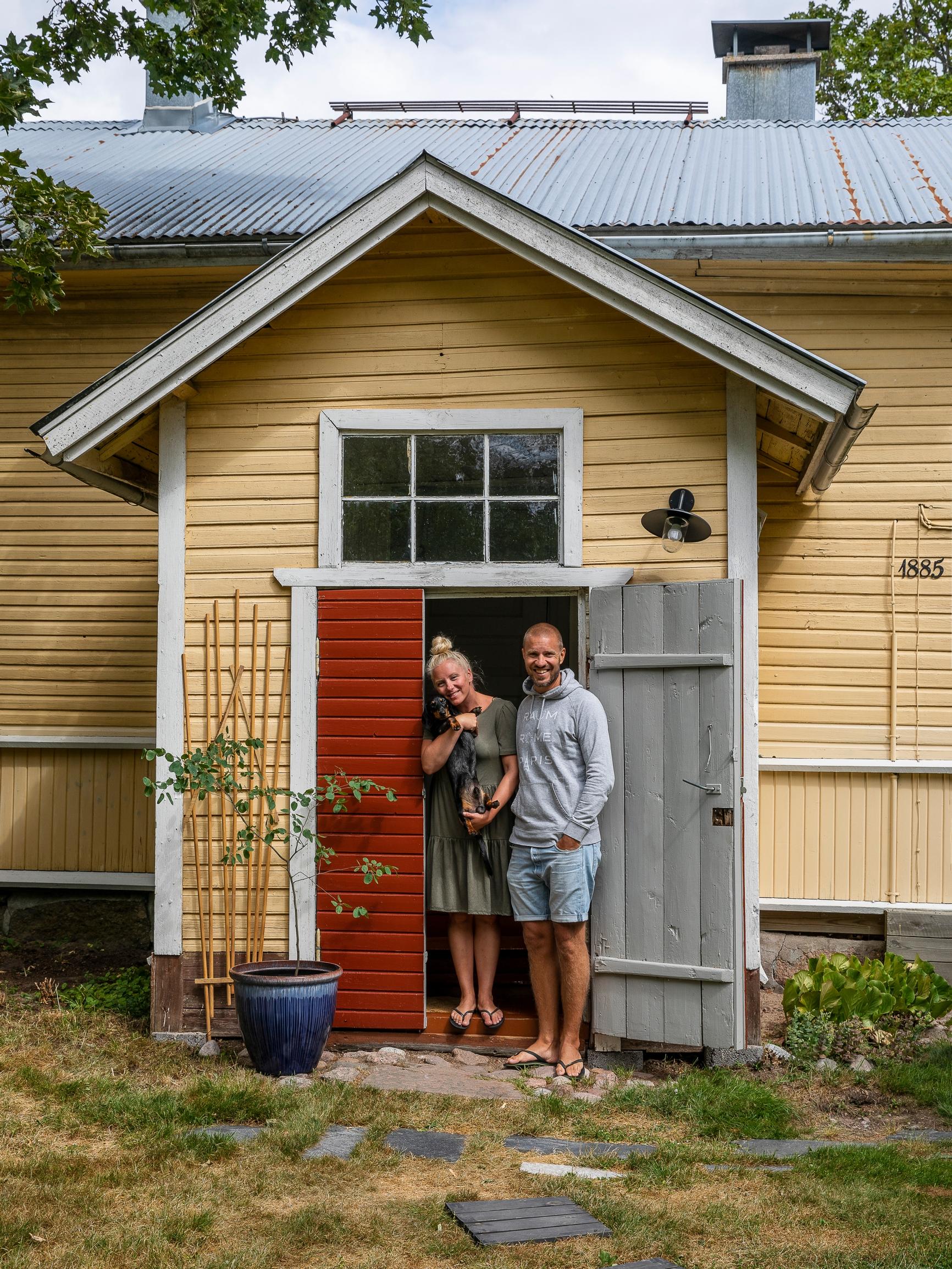 Vanhasta hirsimökistä tuli kahdessa osoitteessa asuvan uusperheen yhteinen paikka ja loistava etätyötila: ”Sydämeni läpätti onnesta jo, kun kävelimme pihaan”