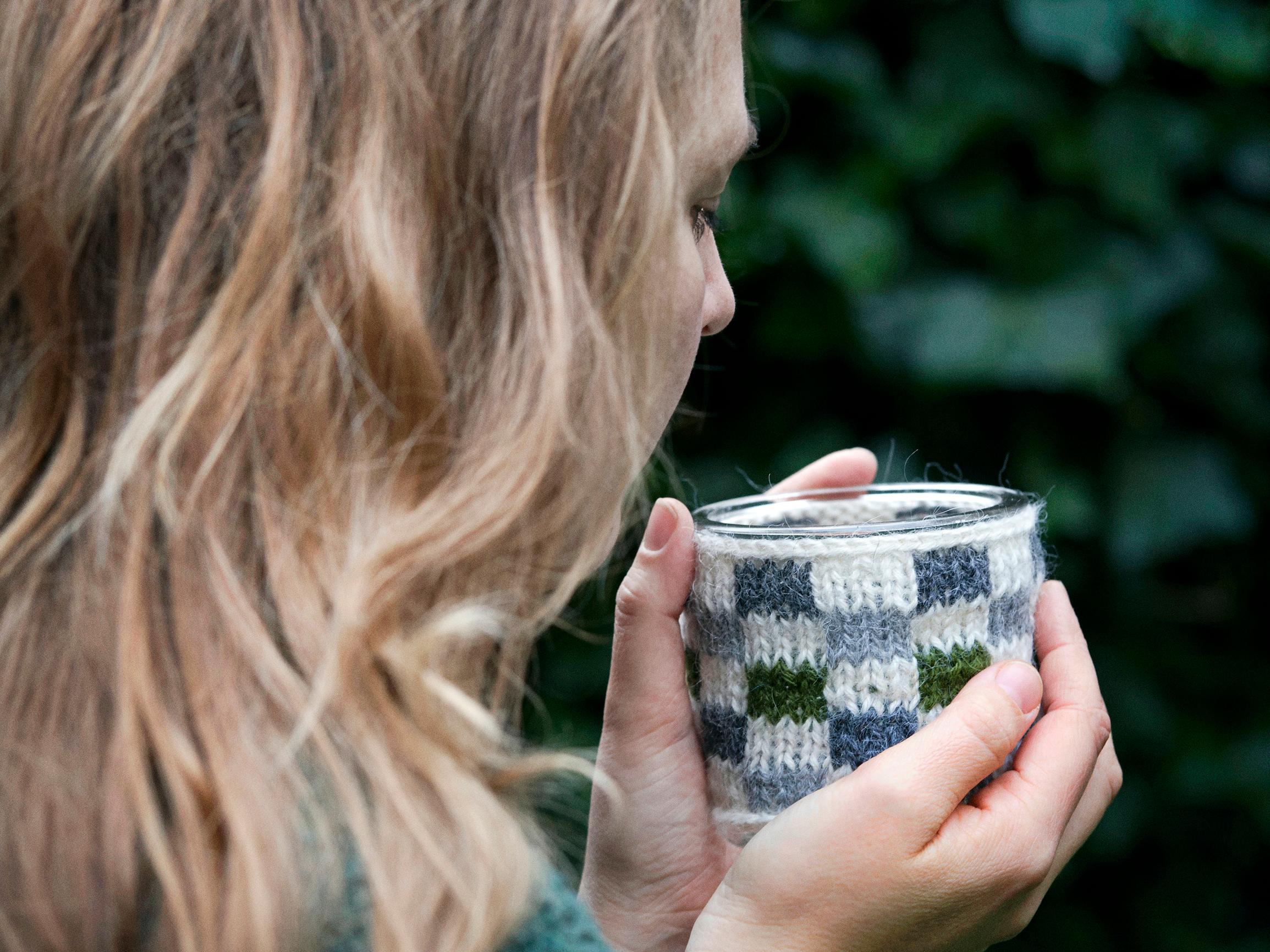 Neulottu kupinlämmitin