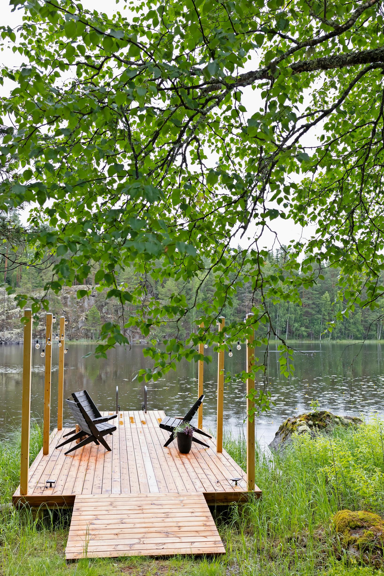 puutarhatuoleja laiturilla, järveä ja vastaranta