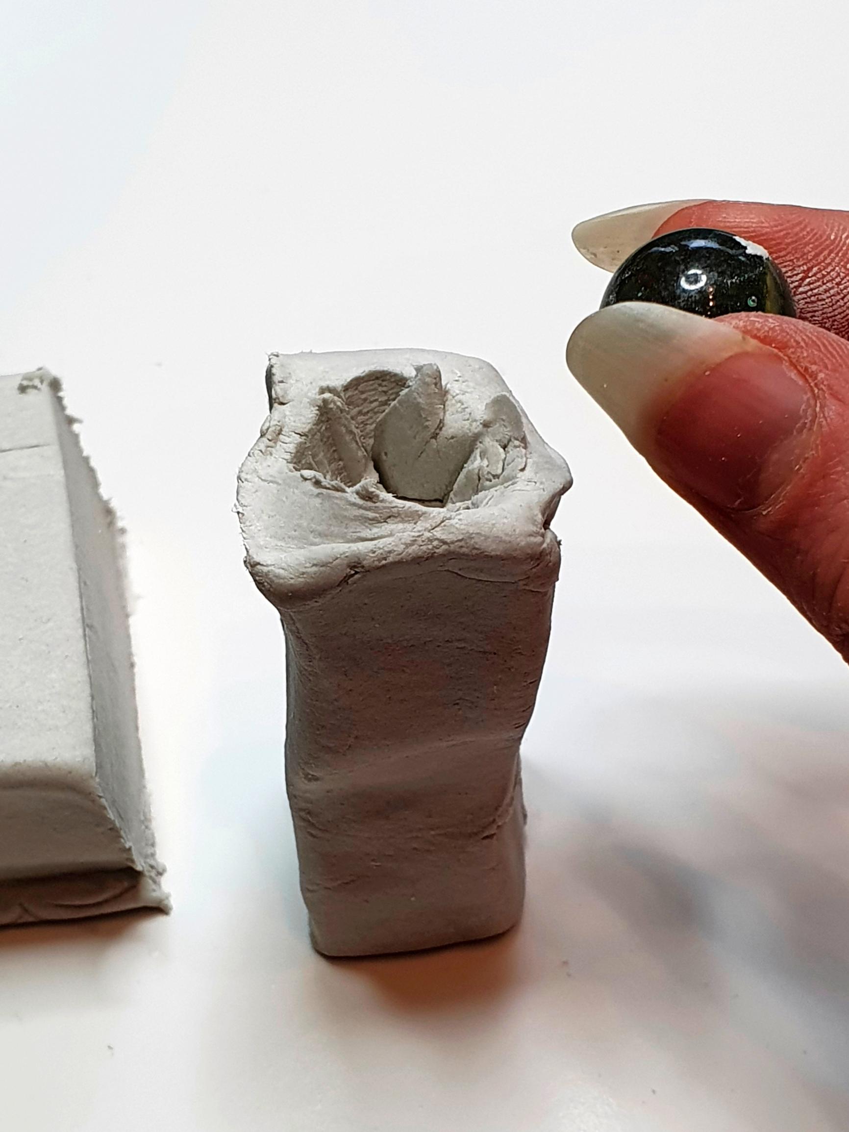 Shakkinappuloiden juureen upotetaan lasihelmi painoksi.