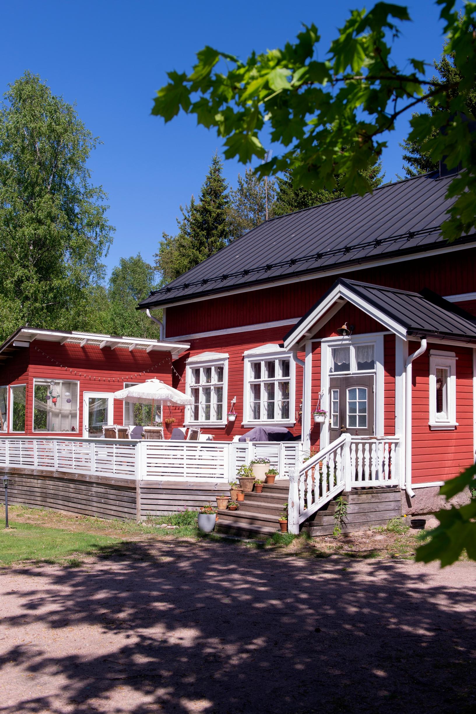 punainen kyläkoulu ja terassi sen edessä