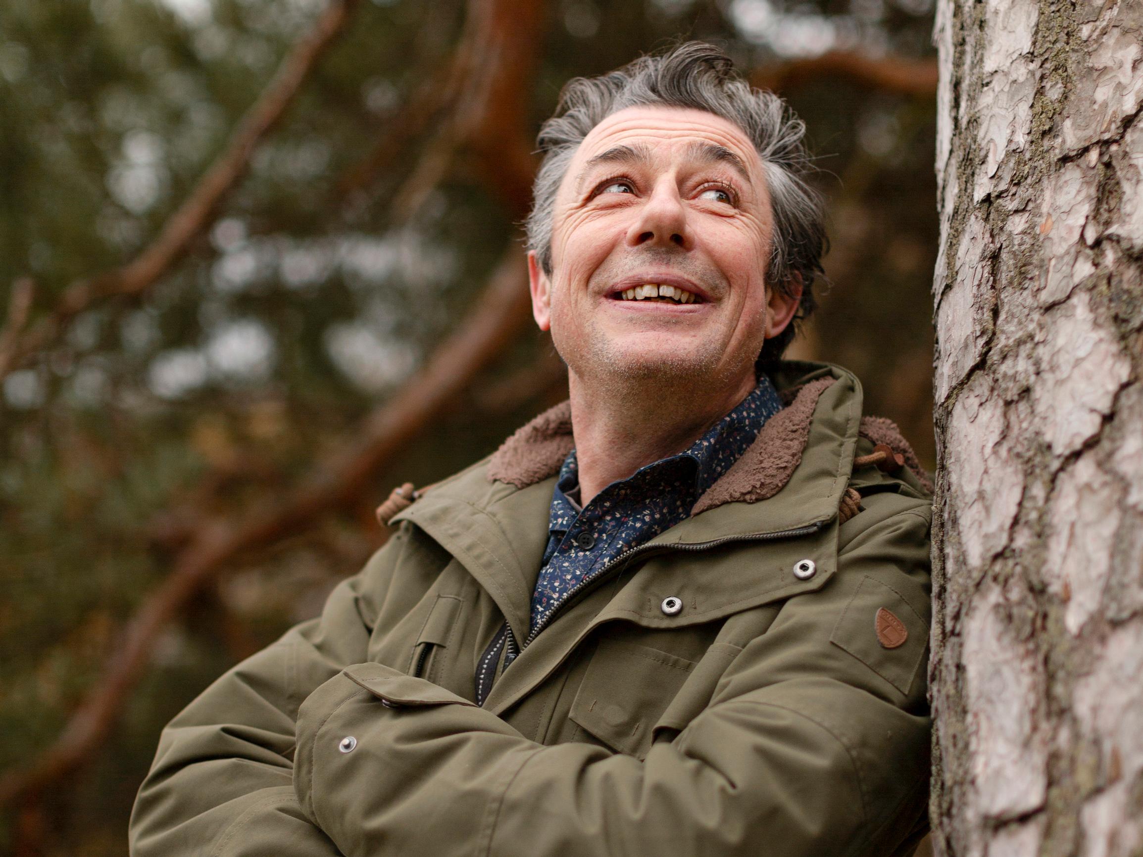 Lopeta sinäkin jo turha kaivaminen – ”No dig -puutarhassa on ainakin 70 prosenttia vähemmän rikkakasveja”, väittää hortonomi Adrian Evans