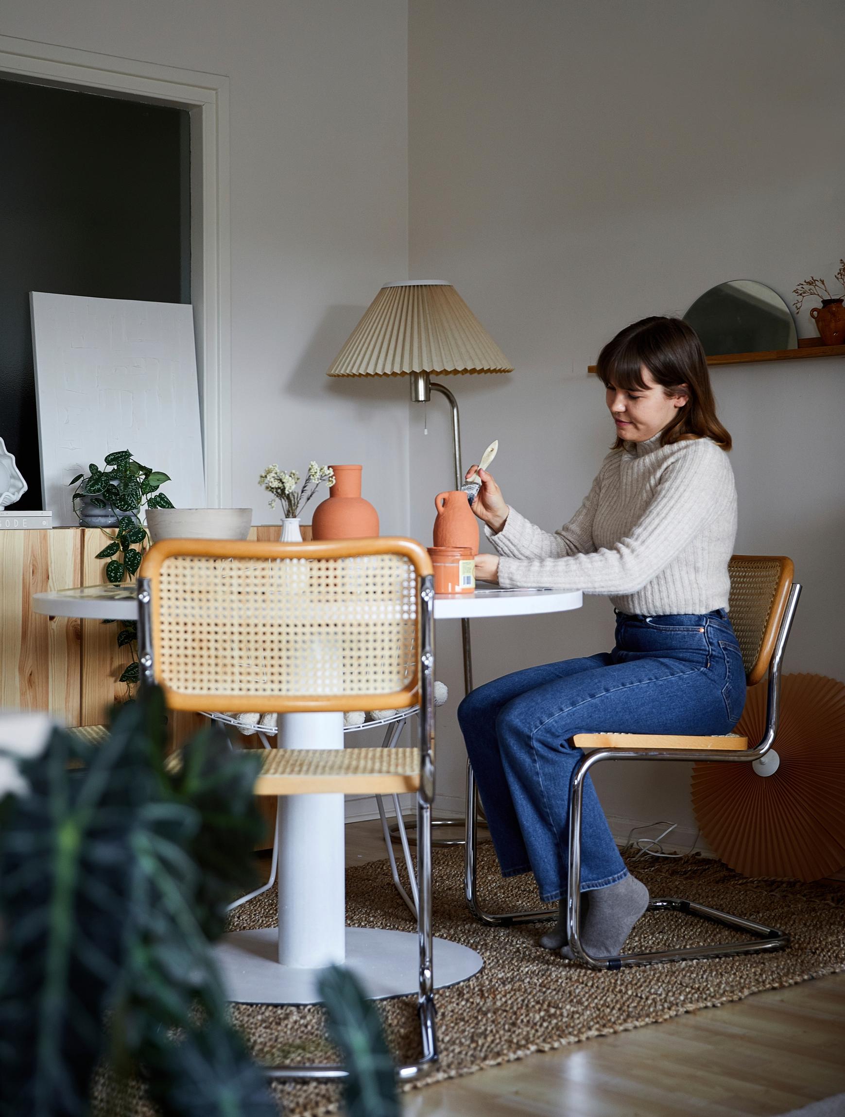 Laura Luoto ruokapöydän ääressä