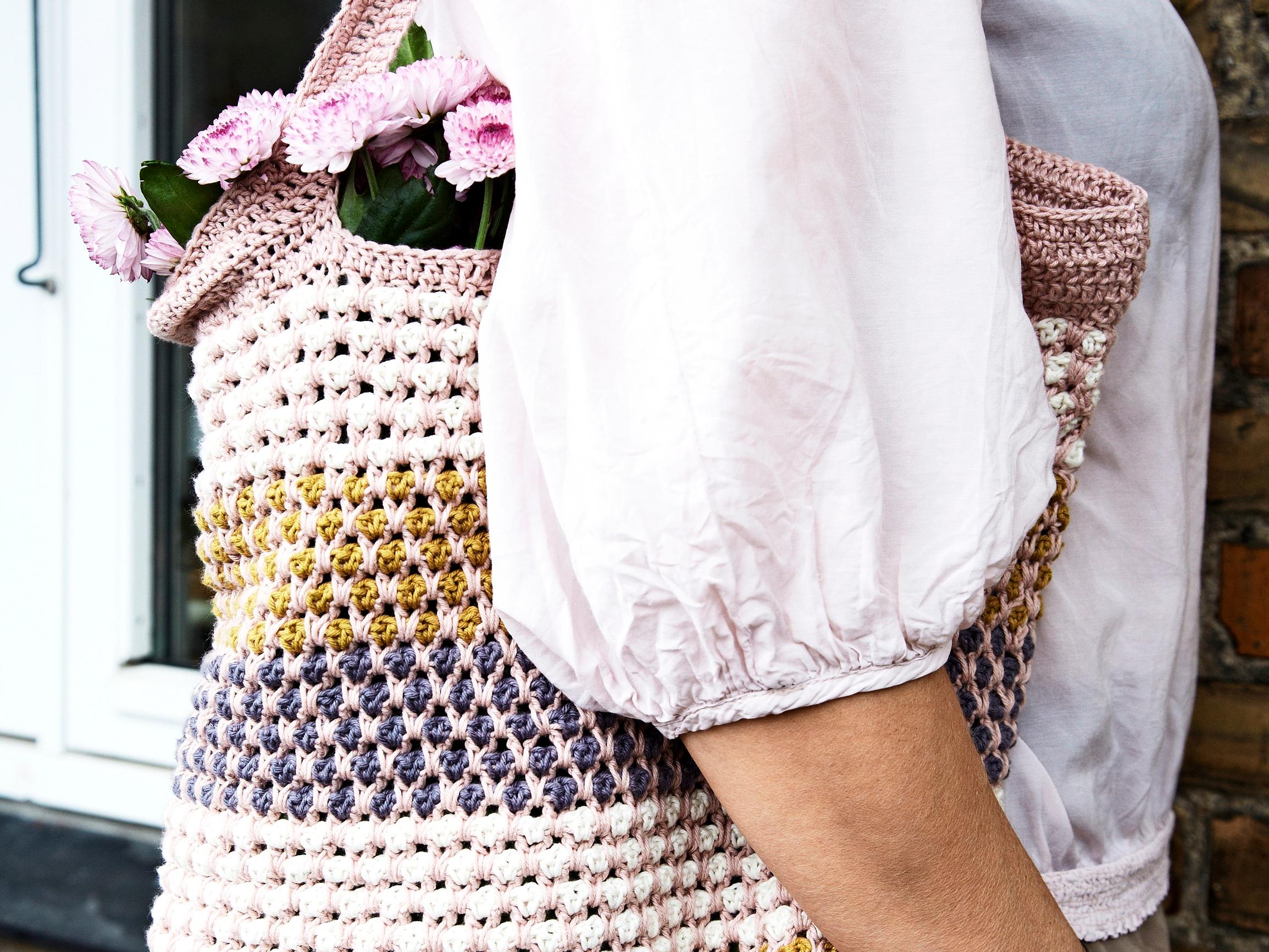 Itse virkattu raitakassi on täydellinen kesäasuste