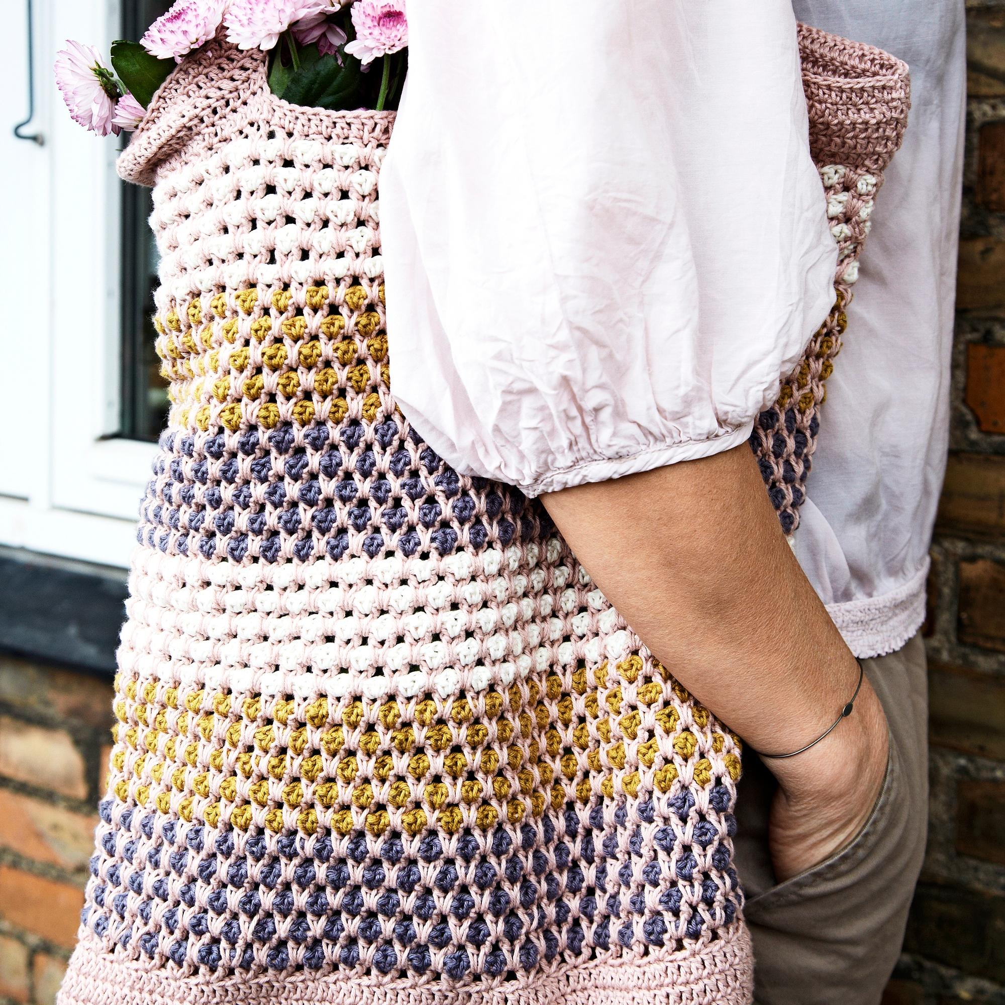 Itse virkattu raitakassi on täydellinen kesäasuste