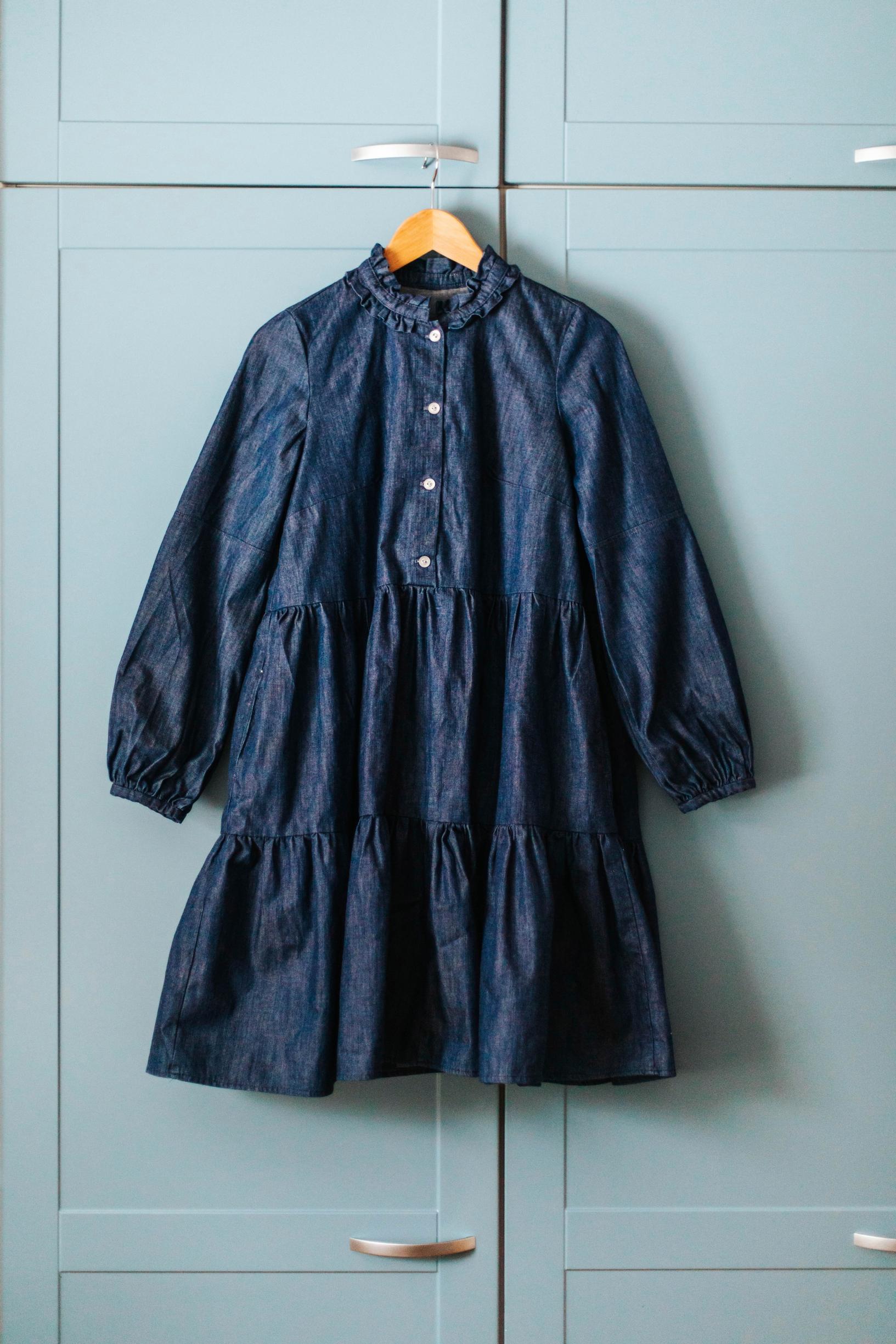 Denimkankainen mekko henkarissa.