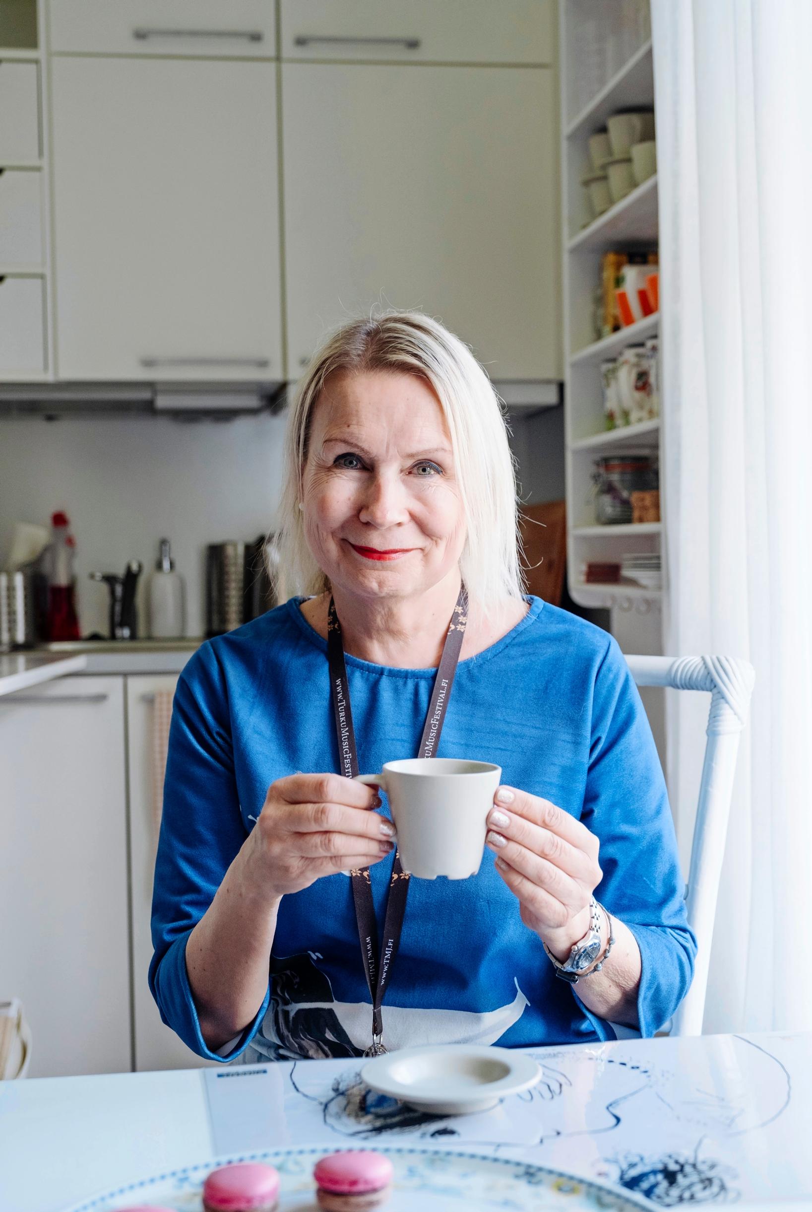 kahvin ääressä
