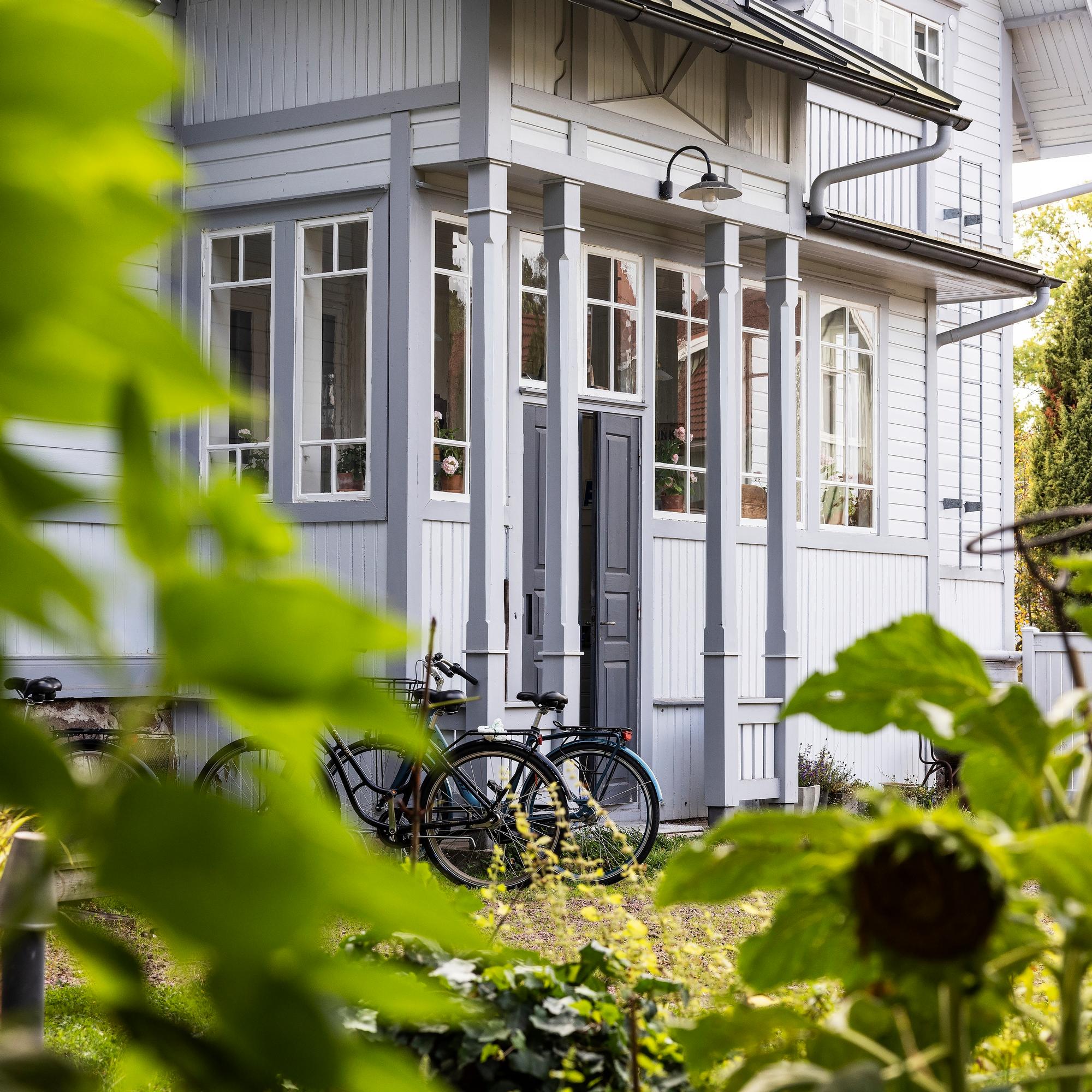 Kotkanainen, kirjaseinä ja sininen possu – kahden keräilijän puutalo on täynnä hersyviä aarteita, mutta korkeissa huoneissa tunnelma on avara