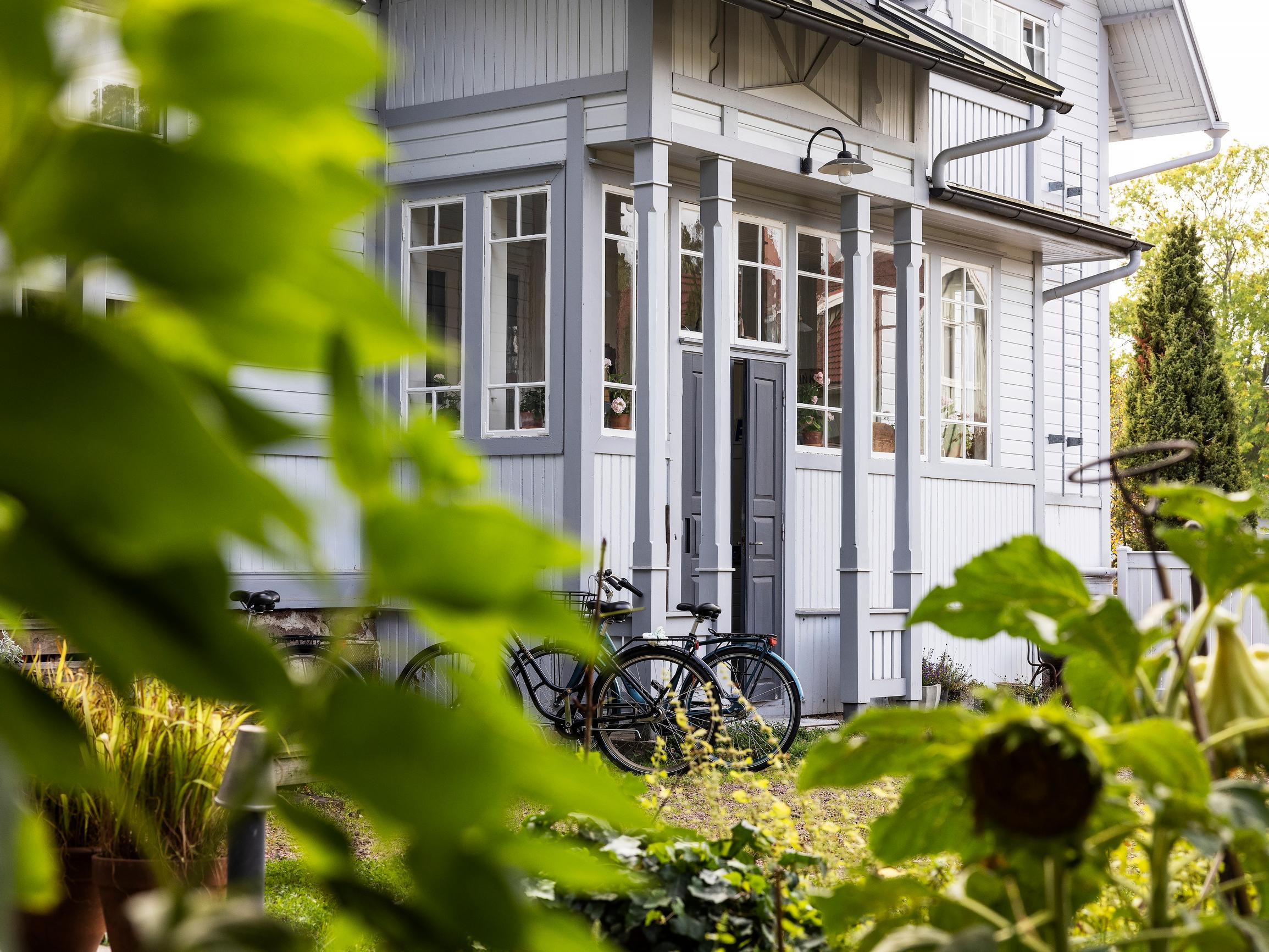 Kotkanainen, kirjaseinä ja sininen possu – kahden keräilijän puutalo on täynnä hersyviä aarteita, mutta korkeissa huoneissa tunnelma on avara