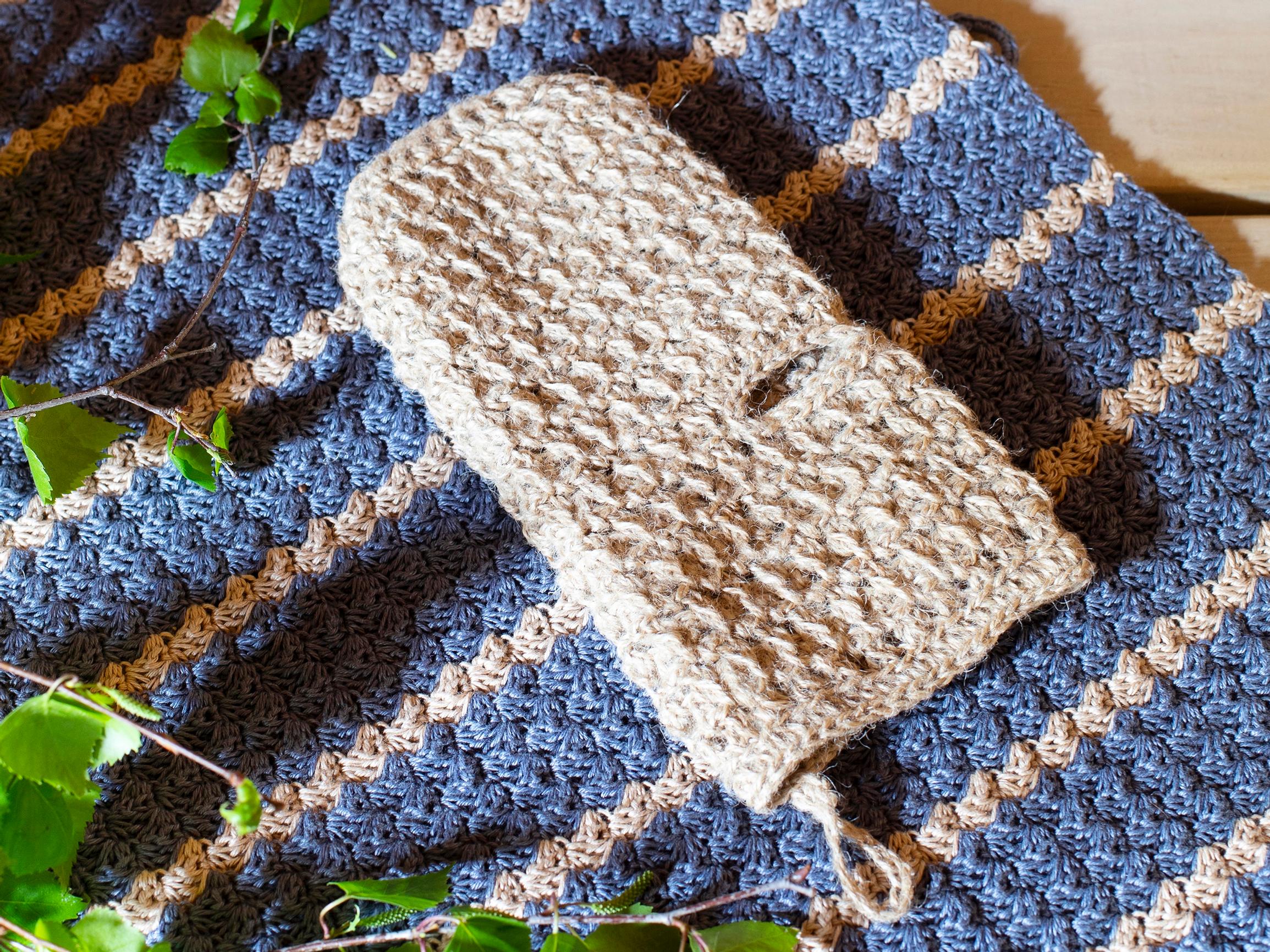 Virkattu pesukinnas ja laudeliina – pellavasta ja juutista valmistettu setti viimeistelee löylyhetken