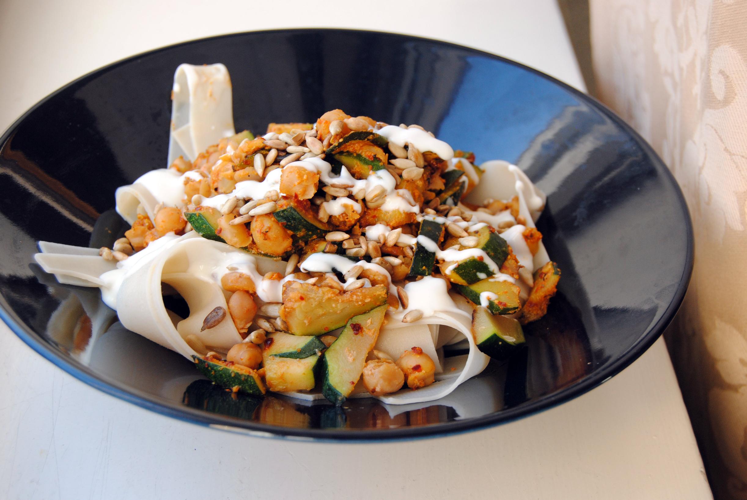 Kesäkurpitsa-kikhernepasta