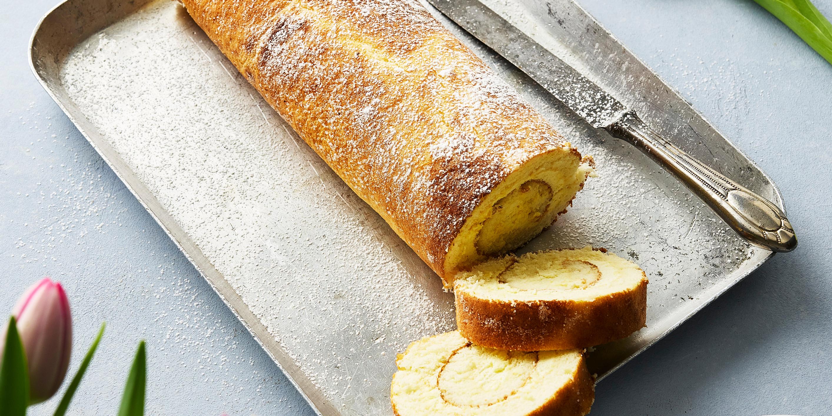 Rahkakääretorttu – kuohkea pohja kätkee sisäänsä hedelmäisen raikkaan täytteen
