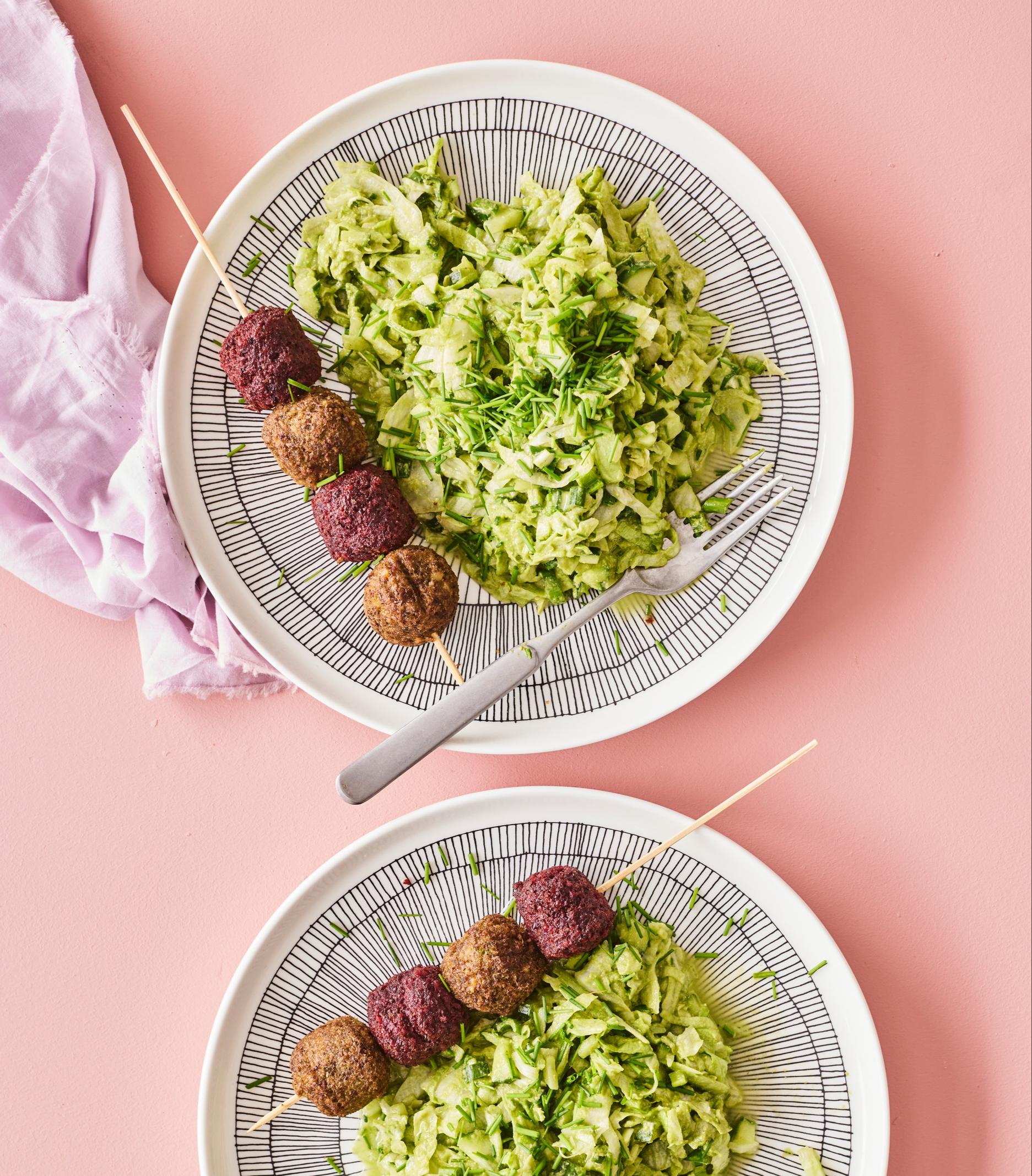 Vihreä varhaiskaalisalaatti green goddess -kastikkeella